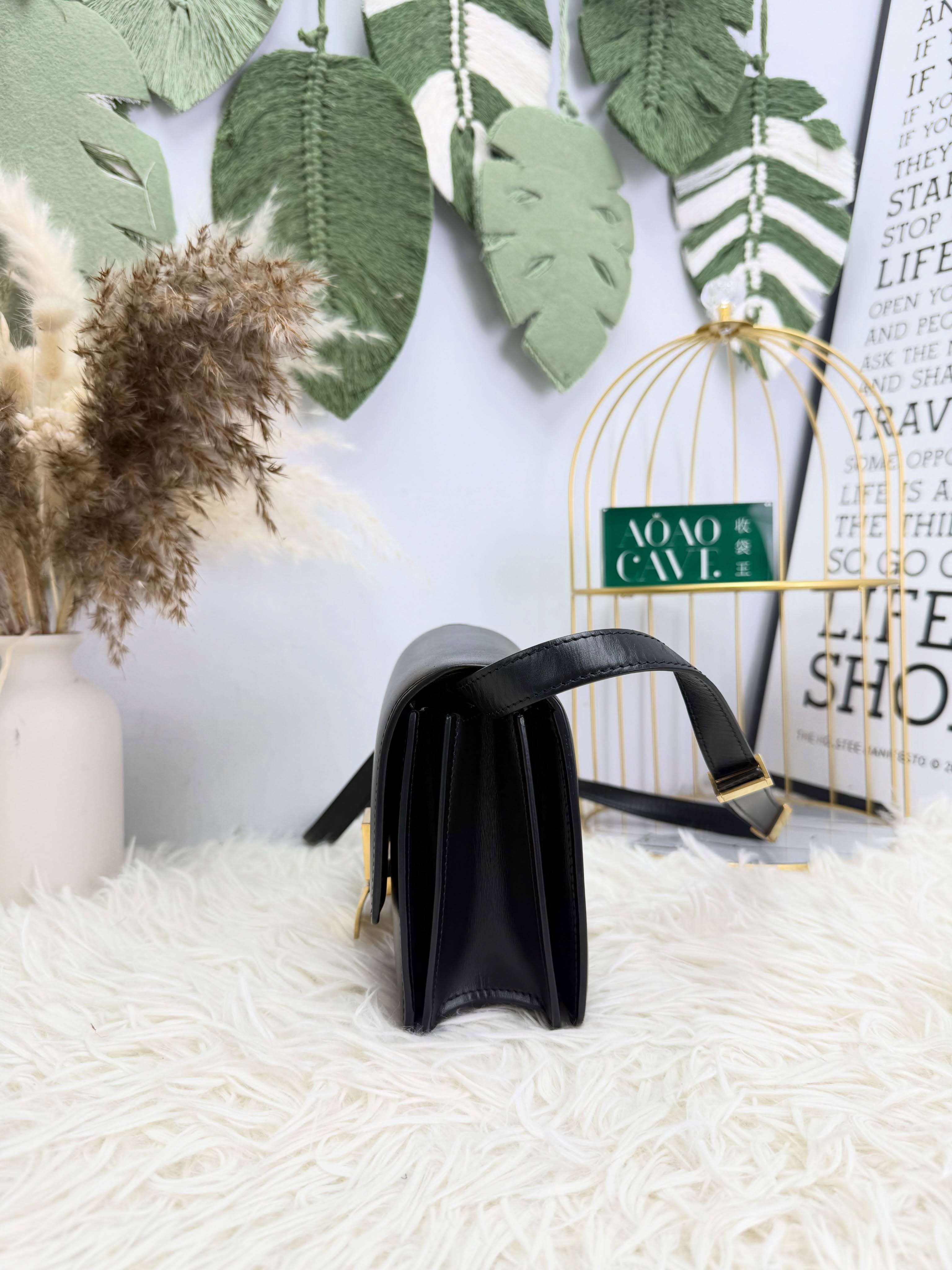 Celine👜 PRE OWNED 🛍️黑金box mini🖤💛  💰優惠價 $6980 98%new  #收袋王  喜歡的話快點pm/whatsapp 我們💓 銷售熱線51111 321（whatsapp)  我們服務包括有：手袋飾物回收、手袋置換(一換一、一換多也可以） 、專業手袋鑑證、專業手袋護理  購買方法 🏢親臨門市 荃灣南豐中心15樓1521室（荃灣地鐵站a出口1分鐘到）敬請預約 ❤️只賣正品正貨，任驗💓🫰🏻 ❤️‍🔥本店為香港註冊公司絕對真貨，信心保證👍🏻 🫰🏻本店設有鑑證服務，有駐場鑑證師  ✨歡迎追蹤我哋各個平台緊貼最新優惠x貨品🔥😍 👇🏻👇🏻👇🏻👇🏻👇🏻👇🏻👇🏻👇🏻  ⭐️Instagram: aoaocave  🌈Facebook: aoaocave收袋王  🔥Carousell: acluxuryhk  👆🏻👆🏻👆🏻👆🏻👆🏻👆🏻👆🏻👆🏻  ___________________________  Disclaimer🫰🏻All trademarks and copyrights are reserved to the original brand holders. @AOAOCAVE sells only authentic goods and is not affiliated with any of the brands mentioned.  @AOAOCAVE 跟任何品牌無關，而且沒有持有任何品牌資版權，亦沒有與任何品牌合作。所有商標及版權歸屬於品牌坊所有，帖子只作分享用途。  #aoaocave #手袋回收 #名牌買賣