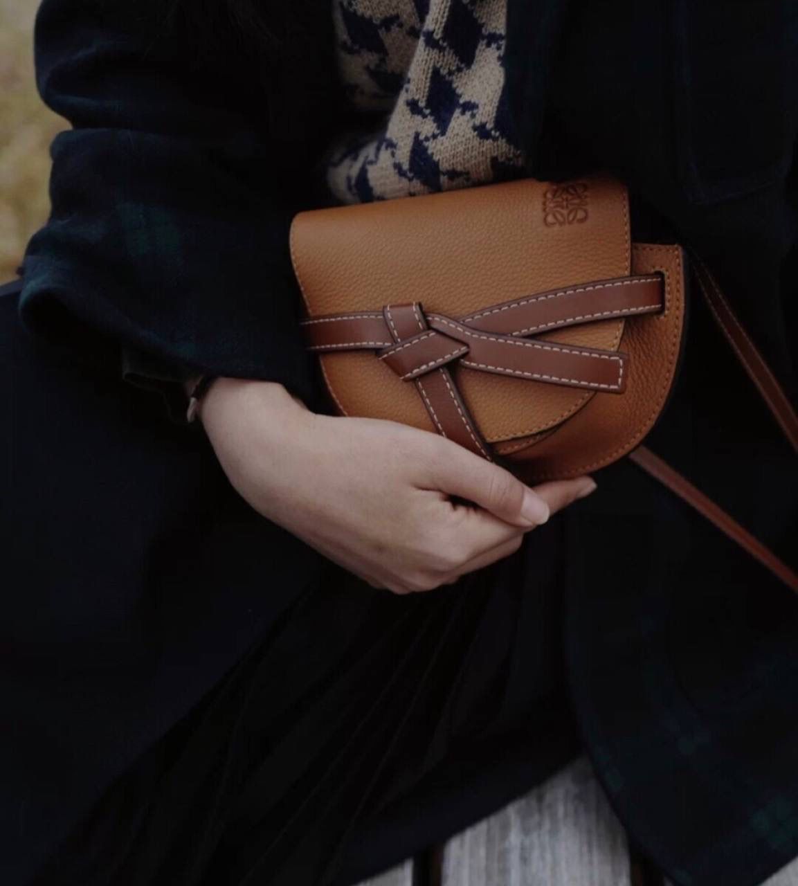 *𝘔𝘪𝘯𝘪 𝘎𝘢𝘵𝘦 手袋 明星同款#💌 尺寸:15-12.5-8cm（中部宽处21cm） 编码:061824荔枝纹棕色 包身采用非常柔韧的颗粒纹小牛皮，内里麂皮 内置两个卡槽，pro 📱可无忧 搭配马术风格的黄铜插扣，以及独特的绳结带 zp拆包定制，高端独家定制五金