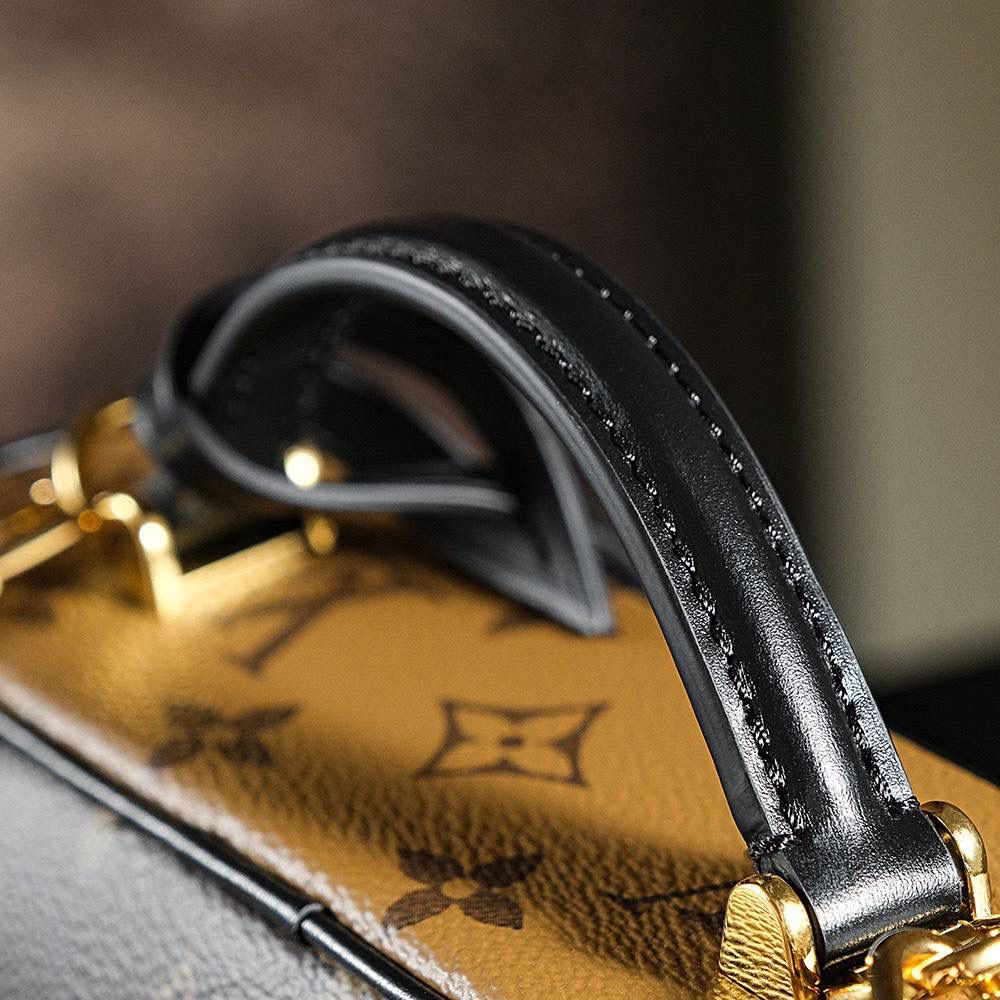 𝐕𝐀𝐍𝐈𝐓𝐘 菱形芯片跳动码化妆包系列🎀 𝑽𝒂𝒏𝒊𝒕𝒚 𝑪𝒉𝒂𝒊𝒏 𝑷𝒐𝒖𝒄𝒉躲不过化妆包真香定律，复古且松弛感直接拉满‼️ 娇小玲珑的包型，比经典老款更加有型，包身依旧采用经典焦糖老花拼色搭配，为了更加满足时髦精们的搭配，它配备了长短肩带，一包可多种背法。🤩😍 至从它的出现，热度至今一直未减，虽然包身变小，可一直不影响它的容纳量，真的是巨巨巨能装，小巧优雅，无论手提 腋下 斜挎设计上身真的超美！❤️❤️ 五金材质：厚镀纯钢五金 皮料材质：菱形法国原厂皮面料【芯片版】 尺寸详情：𝟏𝟗*𝟏𝟏.𝟓*𝟔.𝟓𝐜𝐦