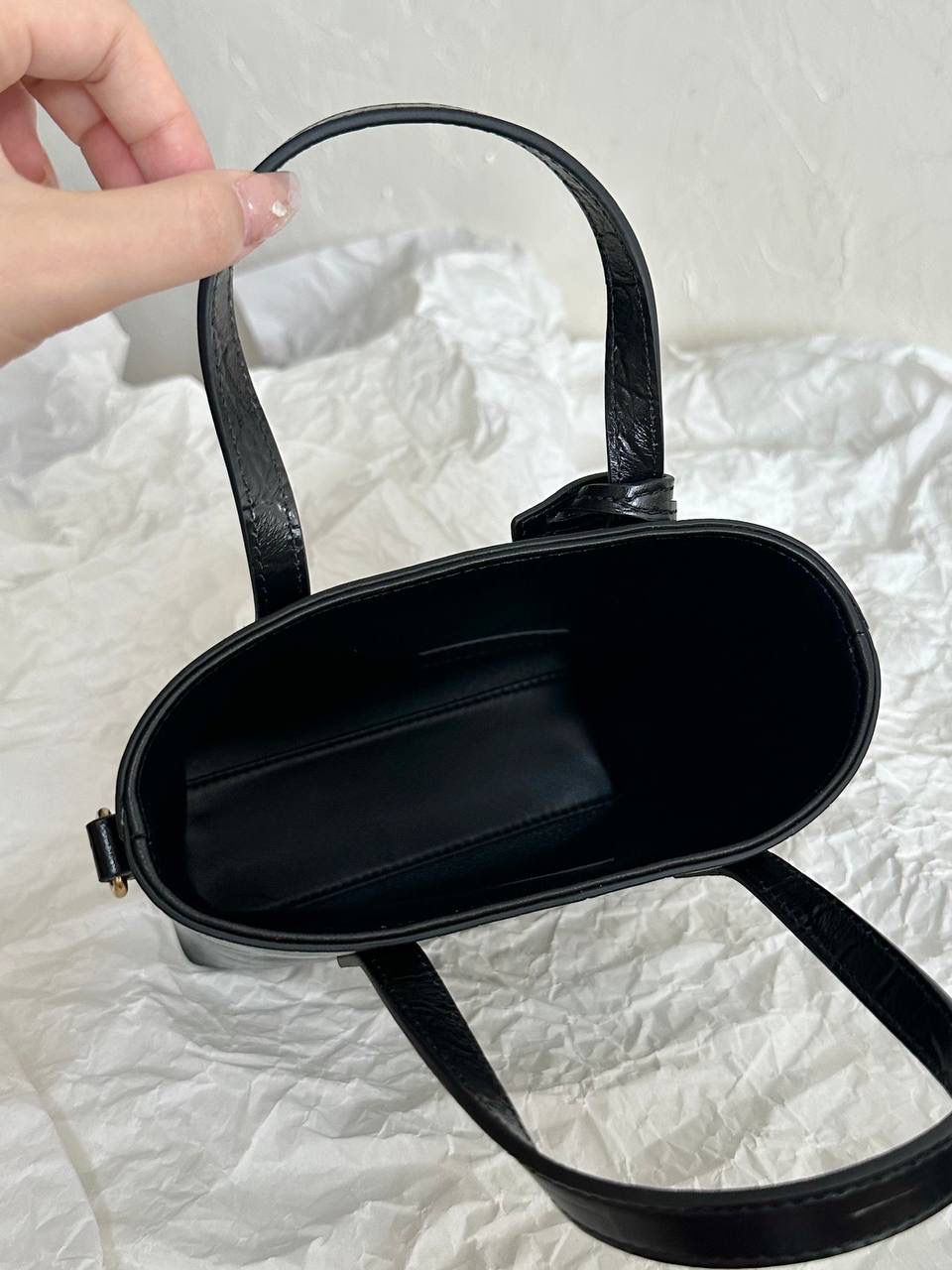 ys1 mini tote鳄鱼纹🐊 这只包在mini包中一定有它的一席之地 第一，它包身够小够可爱 第二，它容量够大够能装 第三，它鳄鱼纹压纹够抗造 就冲这三点，几乎没有哪个小可爱能打得过它 小手提➕可拆卸肩带的设计在实背性上也更出挑 没有槽点的小可爱，我超爱！！ 必须zp开发的啦，相似度看对比图！ 质量就请放心的交给我们哈！ 鳄鱼纹：18×17×8cm712367m