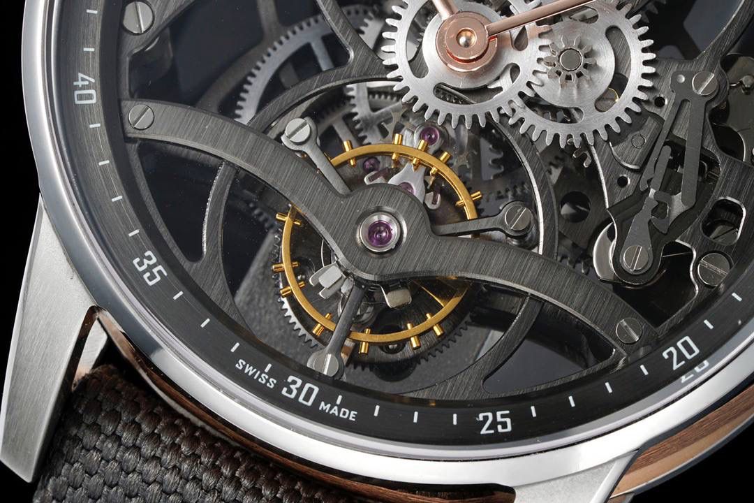 🚀爱彼最新款陀飞轮镂空腕表Code 11.59系列 Ref.26600 推出双拼色复杂动感结构表壳。全新标志性双曲面水晶玻璃带来独特的视觉体验！💯 亮点1、匆匆一瞥无法体现 Code 11.59 系列的复杂性和令人印象深刻的工艺。它看似圆形的表壳搭配纤薄的表圈，实则为大胆、并置的建筑形状的多面融合。为向品牌标志性皇家橡树表圈致敬，表壳中层为八角形，配有厚拉丝表带和抛光倒角。表耳也采用拉丝表面和抛光斜面，呈镂空设计。衔接表圈和底盖上，拱起保护着表壳中层。表壳中层与表圈、表耳和底盖之间的对比凸显了表壳的精致结构，表壳直径为 41 毫米。 亮点2、表盘由拱形双曲面蓝宝石水晶镜面保护，镜面高于明亮的抛光表圈，镂空陀飞轮机芯一览无余。定制AP 2948 型机芯是一款多层手动上链陀飞轮机芯，垂直排列的机芯，陀飞轮位于 6 点钟位置，发条盒位于 12 点钟位置，为镂空带来令人愉悦的对称性。机芯优雅弯曲的桥板采用三种不同的灰色调，突出了深度，并与浅灰色发条盒和齿轮系形成鲜明对比。内包头粒尼龙/皮表带，配小牛皮衬里 配备AP 针扣。