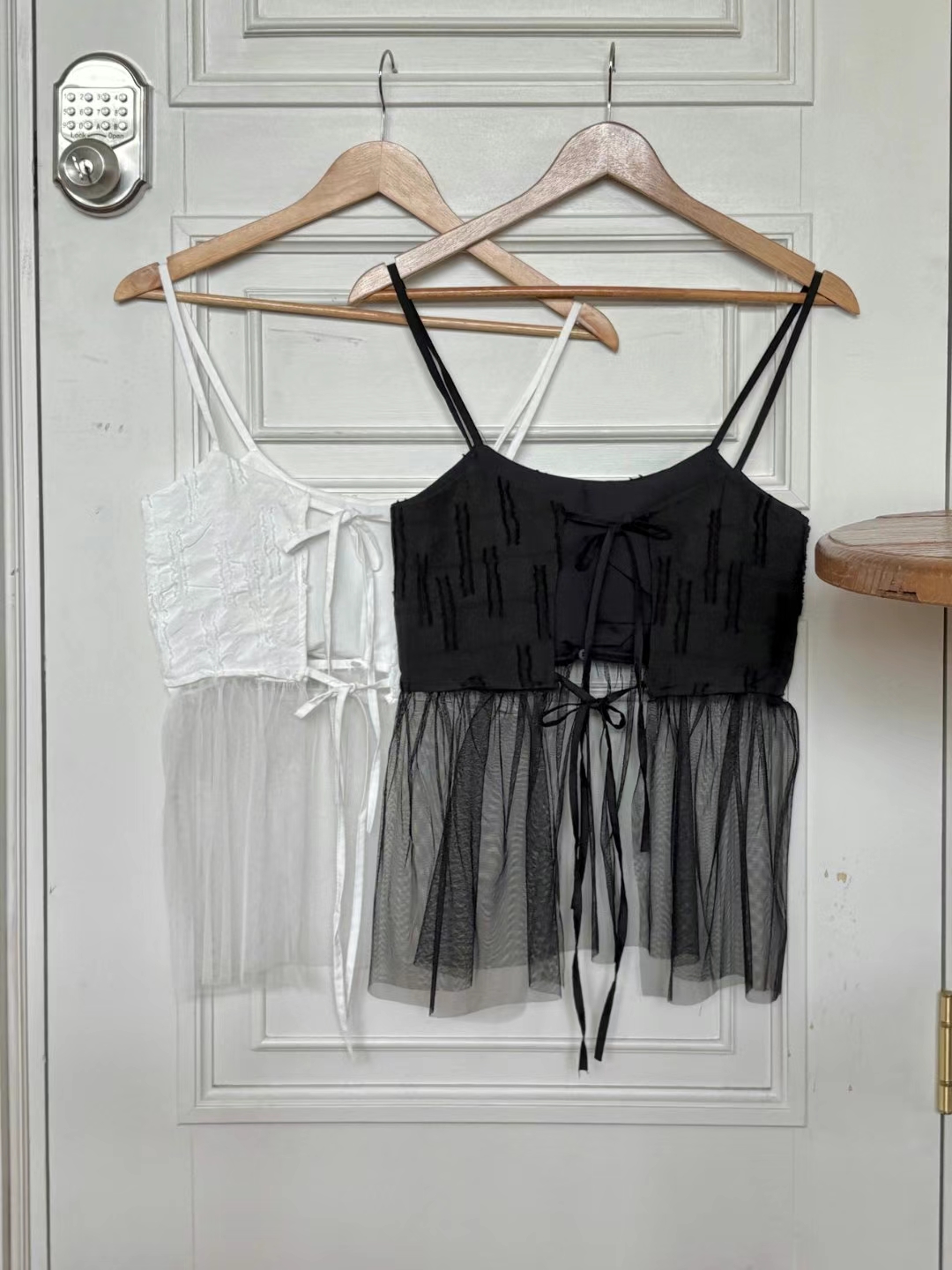 Tie-Front Mesh Camisole & Sheer Pleated Maxi Skirt Set ‖ 绑带网纱拼接吊带上衣＋半透百褶长裙套装 KR0612703