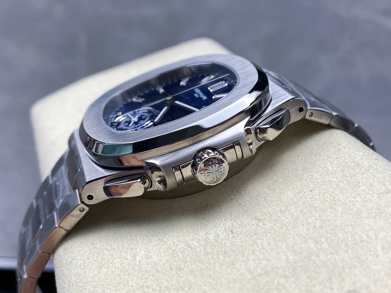 V2版真功能🌐真小秒！3K工厂 百达翡丽鹦鹉螺5980/1A-014多功能计时腕表V2版本，真小秒、真功能！【表壳】腕表尺寸40.5毫米，同正品一致的枕型表壳采用正面拉丝，侧面抛光的两种工艺组合，层次感分明，质感十足。尽显精湛工艺。【表带】采用原装表带一比一量身打造，每节表带的中央抛光部位，都能呈现钻石的形状，尽显高级质感。【机芯】3K厂采用定制版PP.CH28-520机芯，完美还原正品，时分秒，日期，和计时大秒功能。3K匠心之作，欢迎各位表友品鉴🌐