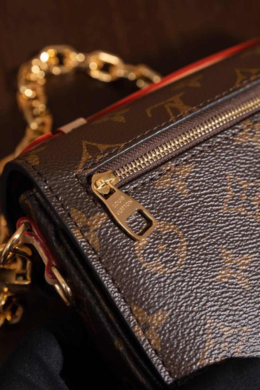 LV小邮差🎀 尺寸 21.5 × 13.5 × 6cm，小小一只很精致～Mini 小邮差设计，经典中带点新鲜感。链条是可以拆的，很灵活： 👉 装链条就变腋下包，复古感满满 👉 老花肩带可以调节，肩背、斜挎都 OK 👉 肩带随你换，怎么搭都好看 👜 包包本身很轻，背久也不会累～里面还有隔层设计，东西好放又整齐，用起来真的很舒服 👍 这一款真的是新款里的黑马，大爆款预定，强烈推荐啦 💕 选LV这只包，日常出门直接帮你加分，怎么背都很有型 😍