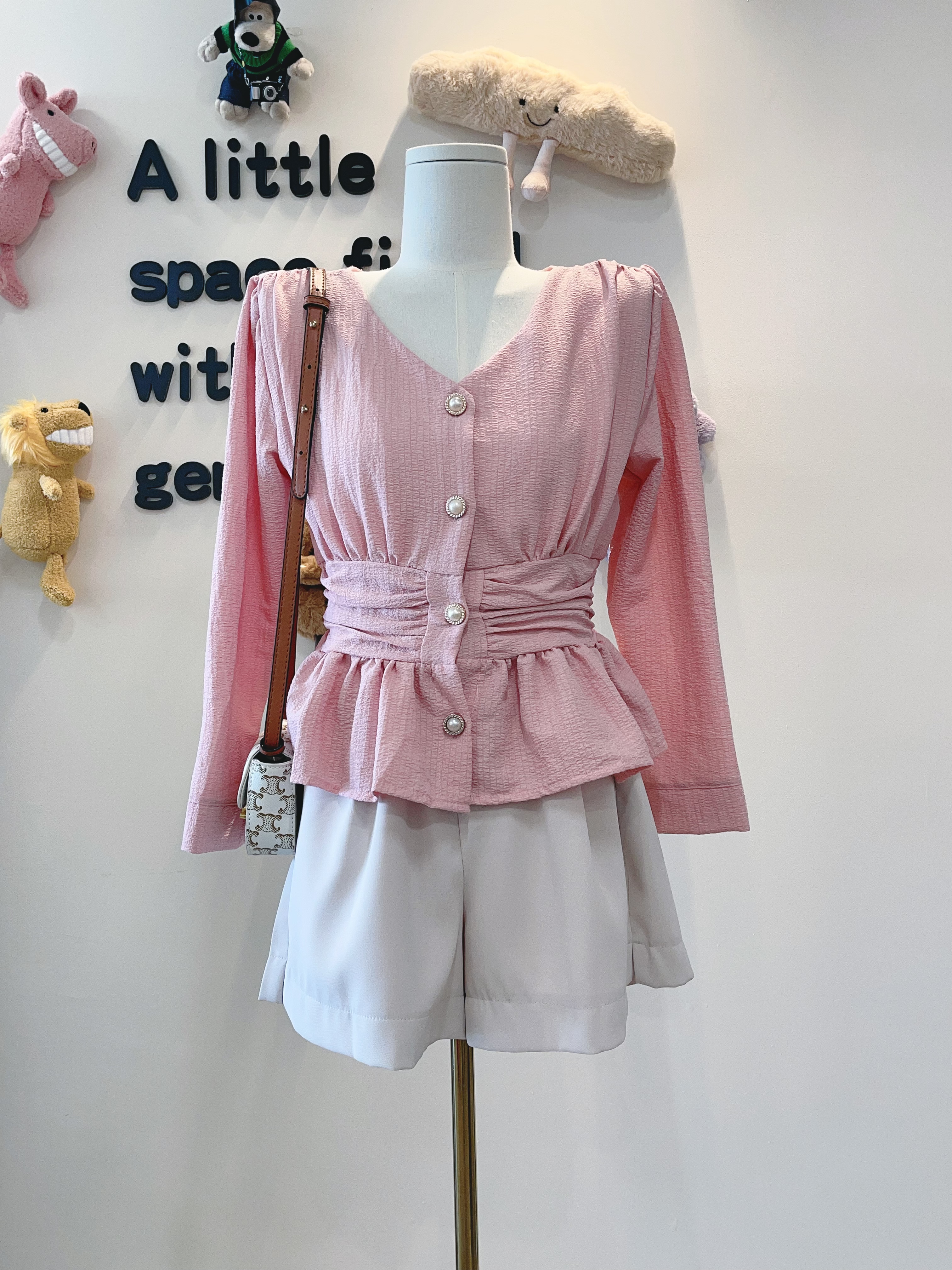 特别好搭！粉V领长袖上衣