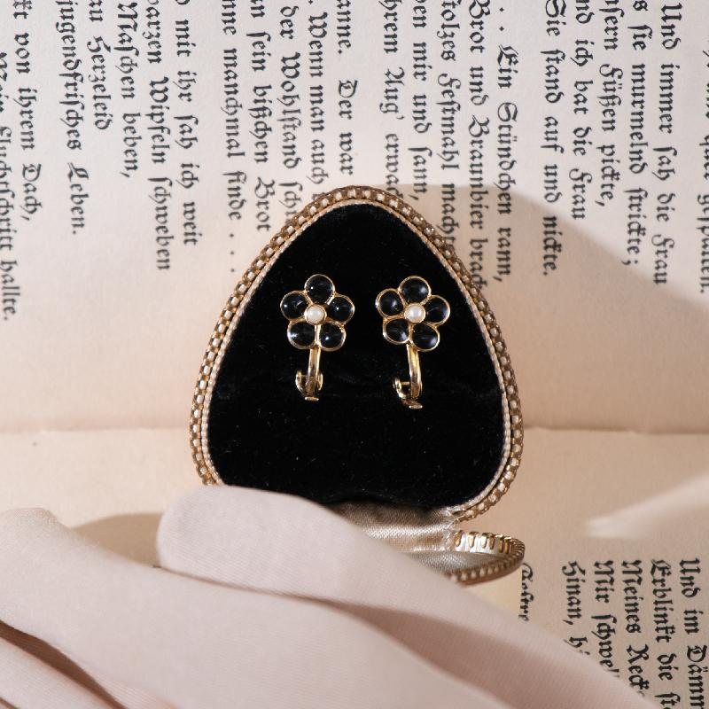 Vintage c.a. 1980-1990s Dainty Black & White Flower Head Clip Earrings from Germany (NA0666)