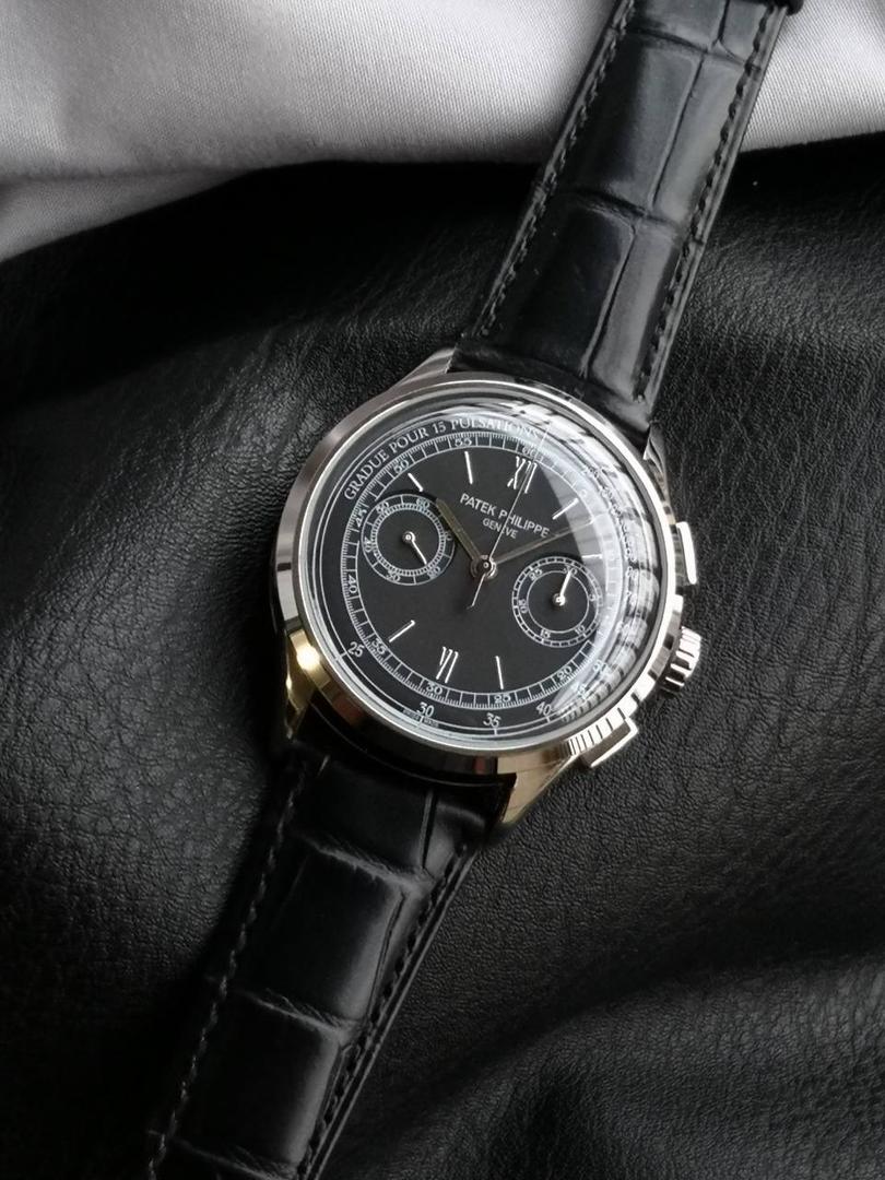 百达翡丽复杂功能时计5170G多功能腕表，堪称腕表精品当中的精品！😍✨🔥 腕表直径为42毫米，作为一款男士腕表，它的表盘大小适中。为我们奉上对称的美感，整个表盘的布局大方得体，包括了如此之多的功能的同时，又不会让人觉得繁杂。 机芯采用了7750机芯完美还原正品诸多功能，提供了强大的时间衡量功能。意大利牛皮表带，专属的灯笼扣，任何季节，任何场所，任何职业人均适合佩戴，让手腕佩戴得更舒适，让气质绽放。此款腕表具有30米防水功能，满足大众日常生活，休闲度假必备腕表。 百达翡丽5170G可以说是腕表中的精品，功能方面的巧妙构思，外观上的合理布局，以及优越的机芯性能，无一不体现出百达翡丽的独特设计，一件经典的艺术品，一件完美的收藏品。