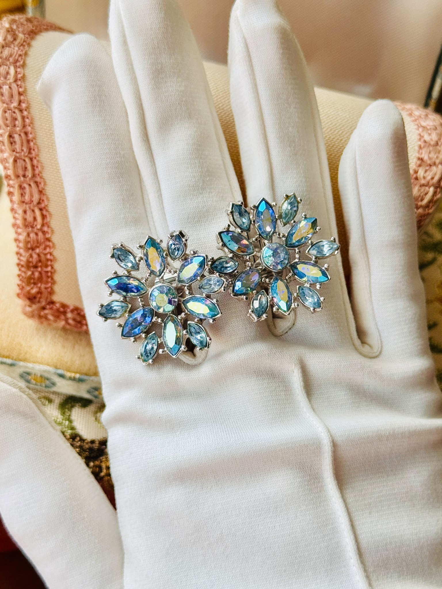 Vintage 1950s Designer Quality Blue Aurora Borealis Brooch and Clip Earrings Jewelry Set (MT2628)