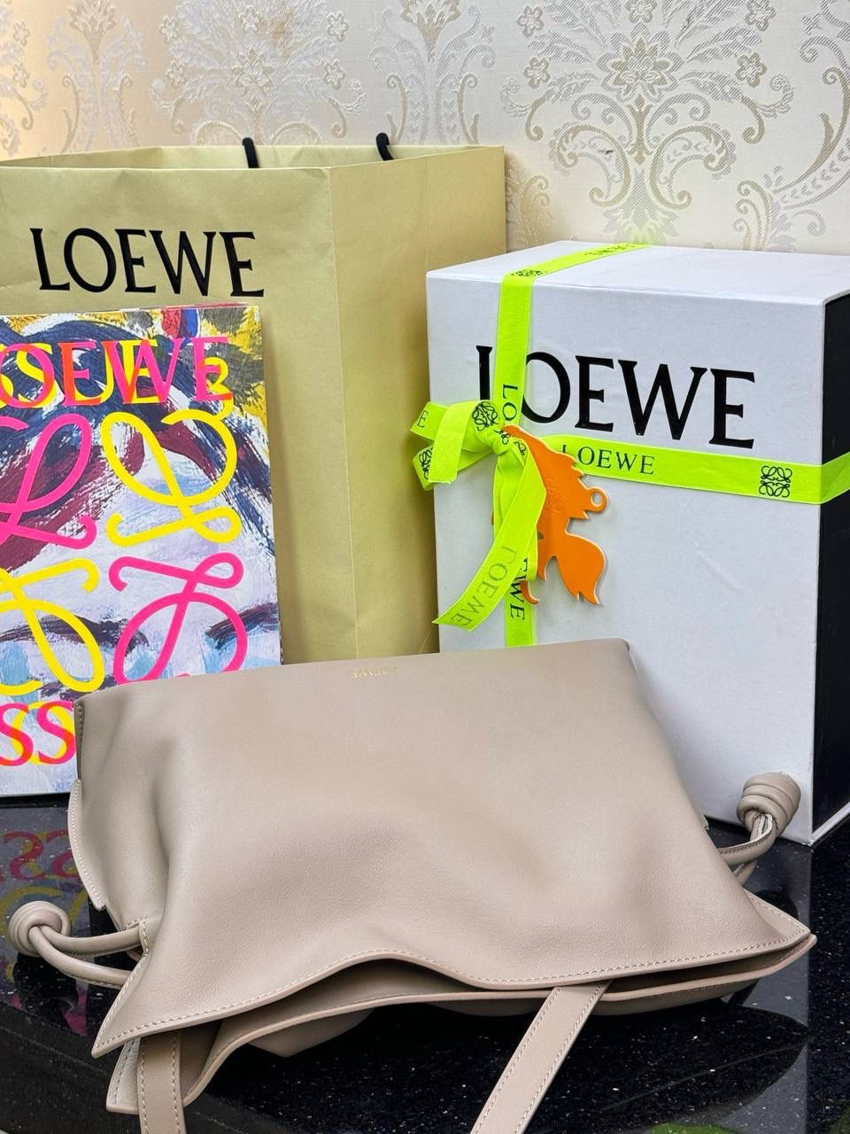 🎈全新升级—中号烫金款𝙁𝙡𝙖𝙢𝙚𝙣𝙘𝙤出货啦✅ ❤️升级版福袋正面新增品牌烫金𝙇𝙤𝙜𝙤代替压印𝙇𝙤𝙜𝙤，肩带加宽同时增加两侧狗扣五金代替原本皮穿扣肩带，精致又便捷🥰 ❤️独家定制皮料五金，小牛皮皮质手感十分柔软且耐用，肩带🉑拆卸🉑调节，多种背法任你选择，容量超大，日常出行必备😍 ❤️独家品控，完全对版细节，全套礼盒🎁包装给你满满的仪式感🥰 中号尺寸：𝟯𝟬-𝟮𝟰.𝟱-𝟭𝟬.𝟱𝗰𝗺 款号：052028 沙色【配全套礼盒】