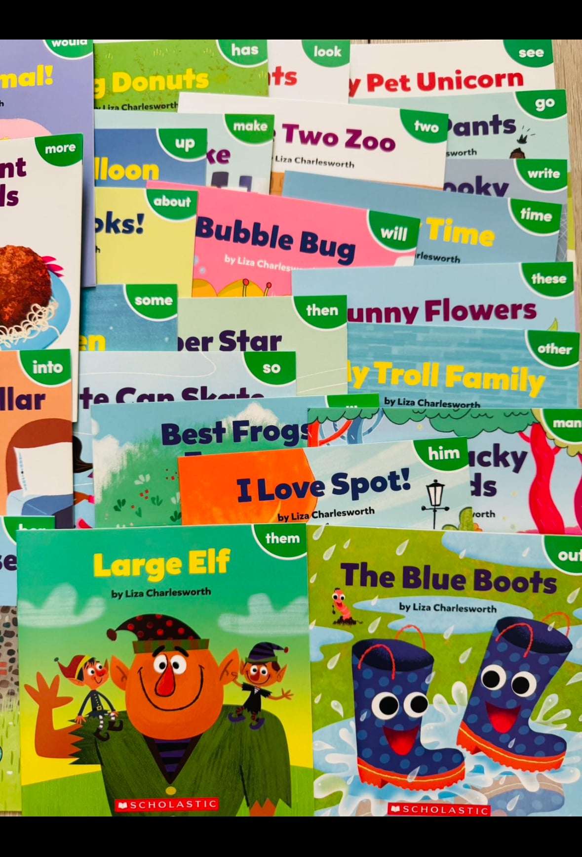 美國學樂SCHOLASTIC引進 💯正版《Sight Word Stories》100冊 ✅點讀支持小蝌蚪、學樂二代點讀筆 ✅全套4輯，每輯25本，共100本讀本 🎵掃碼聽原版音頻，培養語感！  🔥一本一個高頻詞！一個寒假刷完100本！ 故事與情境中，建立音形對應，做到見詞能讀