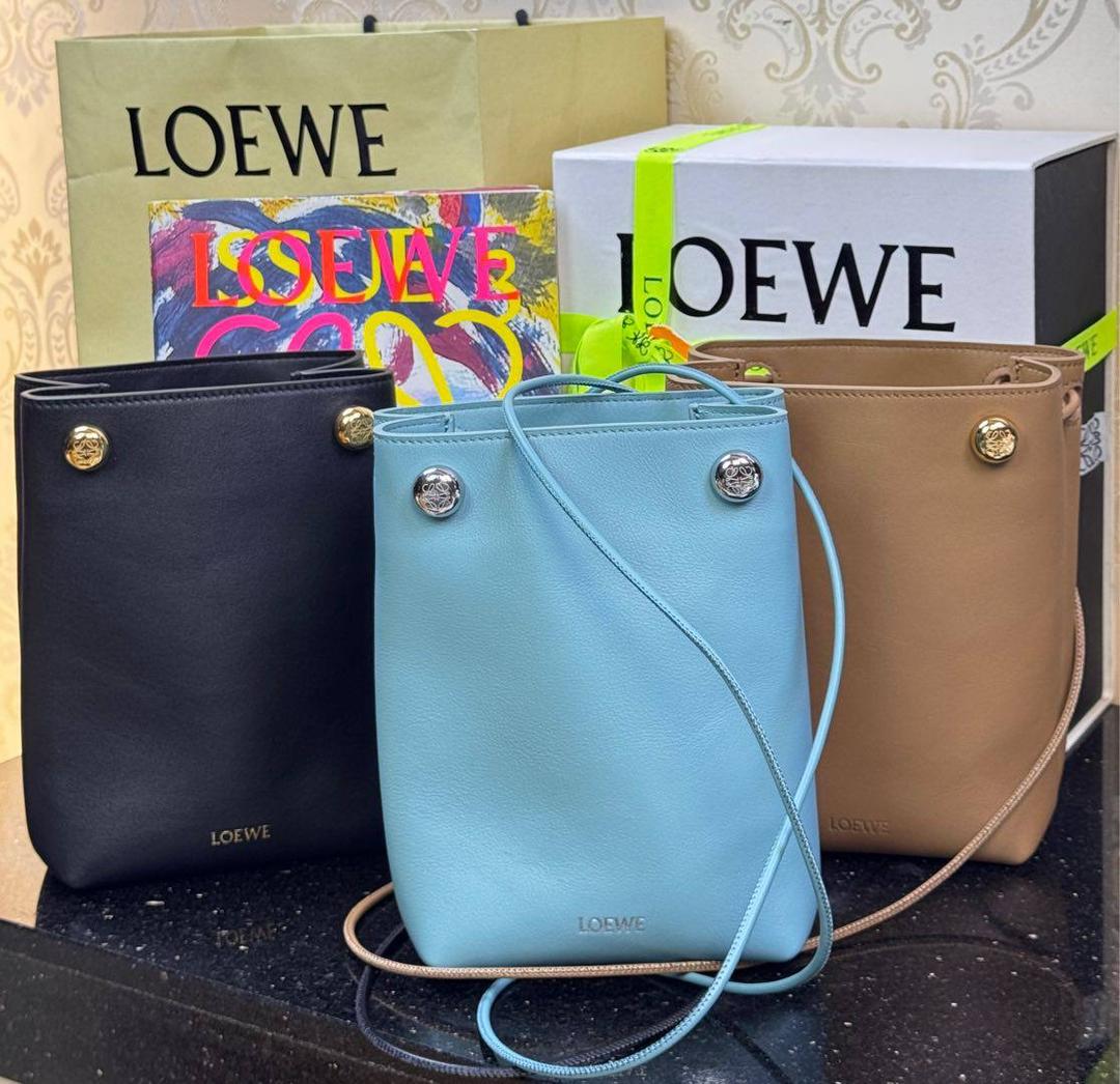 全新𝗣𝗲𝗯𝗯𝗹𝗲手机包4️⃣色到货💕 【市场最顶级品质•全钢五金♥️】 尺寸：𝟮𝟭.𝟱-𝟭𝟳-𝟳𝗰𝗺 编码：652406 【独家背景➕独家品质➕独家包装•给你最好的品质】