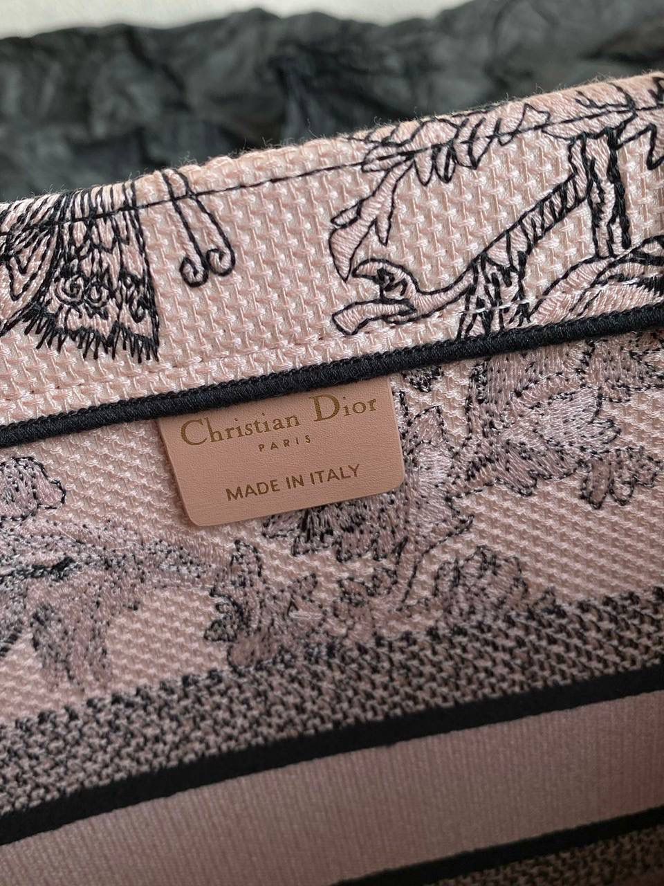 🈶植物花园，胭脂粉中号 𝗖𝗗 𝗕𝗼𝗼𝗸 𝗧𝗼𝘁𝗲 23早春度假系 浪漫的花卉刺绣，细节感非常强了🥰 栩栩如生，不言而喻的精湛刺绣工艺 握住只有你的花花世界吧 36×27×16cm