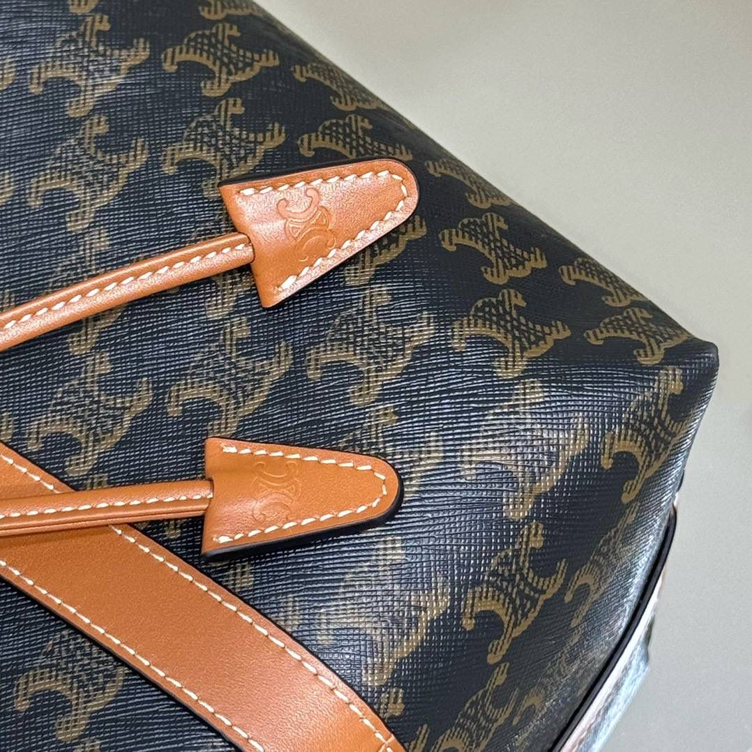 🔥大货实拍图 𝗖𝗘𝗟𝗜𝗡𝗘 ♥ 𝗖𝗔𝗕𝗔𝗦老花抽绳托特 型号：113722 尺寸：34.5*31*16cm 𝑪𝒆𝒍𝒊𝒏𝒆新款购物袋，一款将复古与现代完美融合的精品，凯旋门老花棕色的包身如同经典绽放在当代，每一个棕色皮料点缀都诠释了无与伦比的精致和高级感～