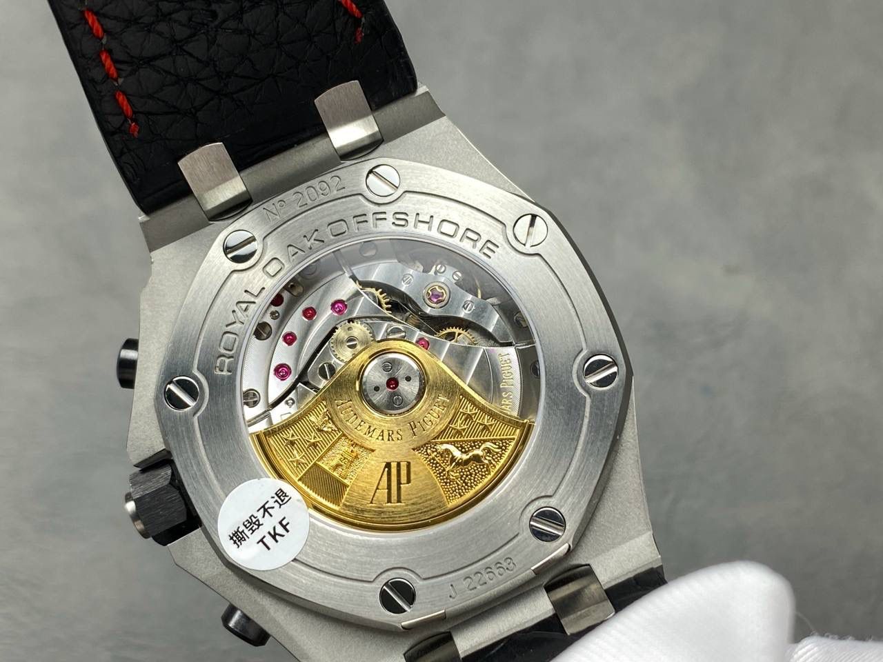 🚀爱彼 皇家橡树离岸型26400/26238/26470系列正式登场！款式最全，做工最好的爱彼计时款腕表来了，有做工好的顶级货，廉价的小厂货就别去考虑了！💯 1，机芯采用12位小秒的定制版3126计时机芯，完美还原原版所有功能。经过精密打磨，大大加强了其稳定性。 2，其中碳纤维系列表壳采用全新碳纤维复合材料——「Carbon TPT® B.4」打造，这种高科技材料比常规 Carbon TPT® 密度提高4%，纤维硬度提升15%，树脂强度提升30%，材料结构经过各项异性优化，保持轻盈同时无比坚韧，提供迄今最强的抗冲击性能。 3，字面颜色均采用目前最先进电镀技术，非几年前的简单喷漆技术。每一个巧克力格纹装饰，通过CNC级别打磨，无限接近原版。 4，同步原版搭载微微活动头粒，胶带采用进口氟橡胶材质，皮带采用美洲鳄鱼皮材质，更加耐磨耐造。