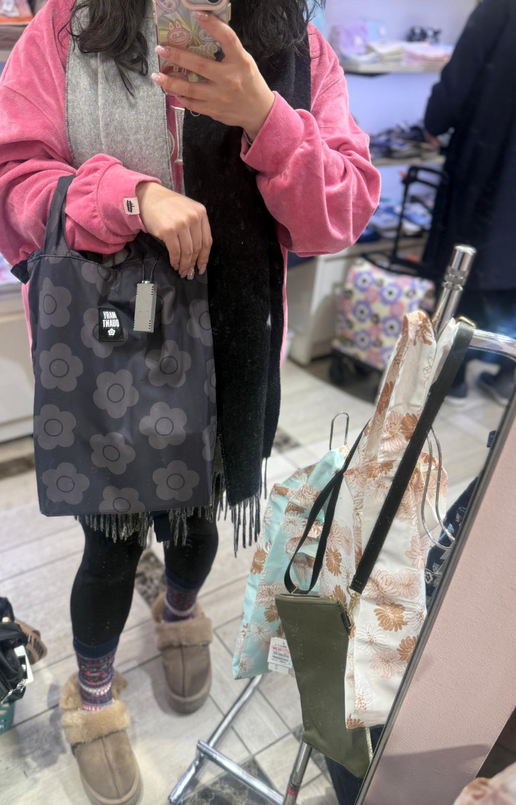 Mary quant 呢個近環保袋幾好！ 大的有拉鍊仲可以上到膊！ Tote bag Should bag (裝到a3 仲可以摺埋