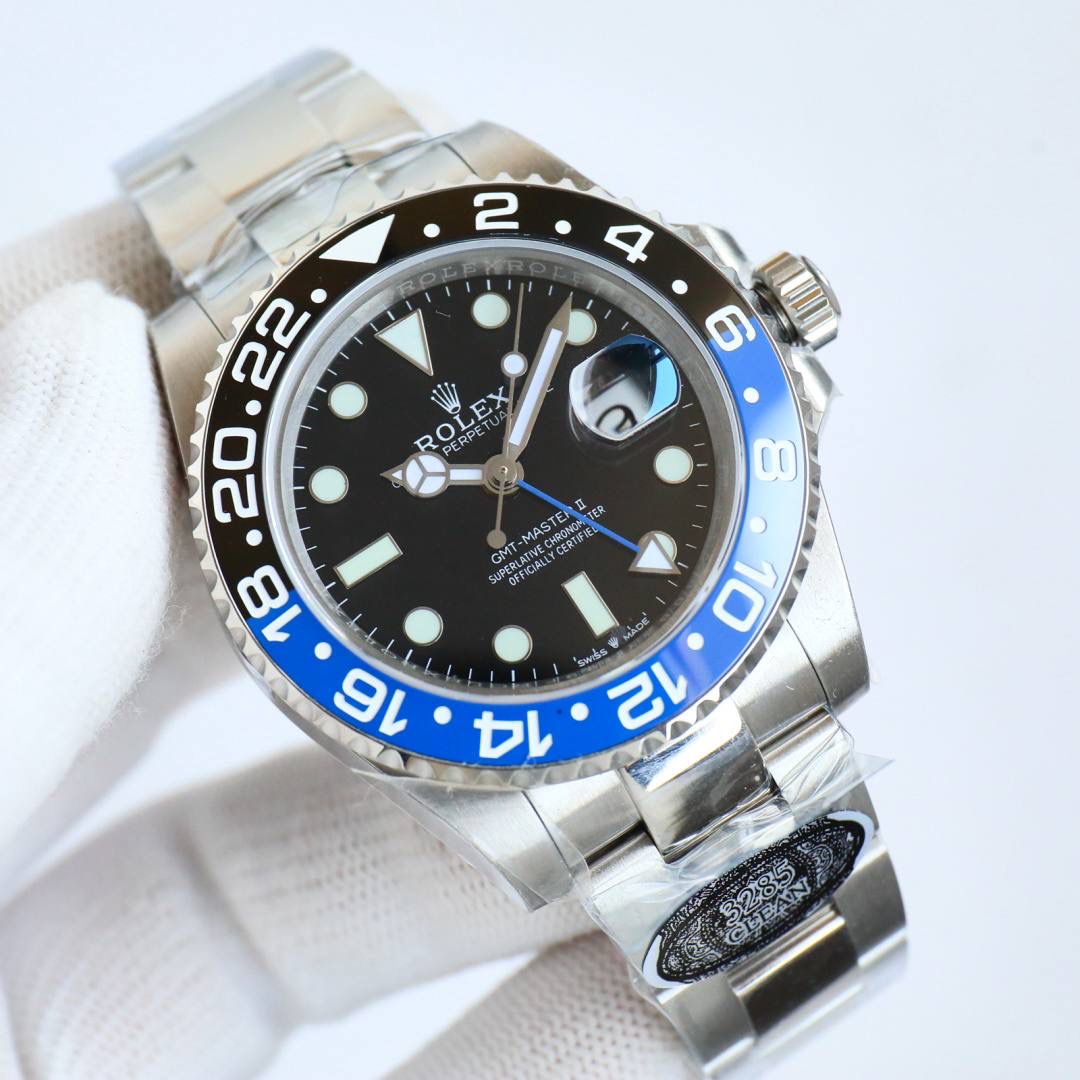 C厂 劳力士 ROLEX 🎮MK5 GMT格林尼治升级版。采用正品一致904L钢材，一体成形的陶瓷白金字体圈口与正品一致。🎮全新3285一体机芯。同步正品GMT针通过正反调时间及日历，配件通用原装。904L钢表壳表链，蓝宝石镜面，超级夜光，双向陶瓷旋转表圈，折叠表扣