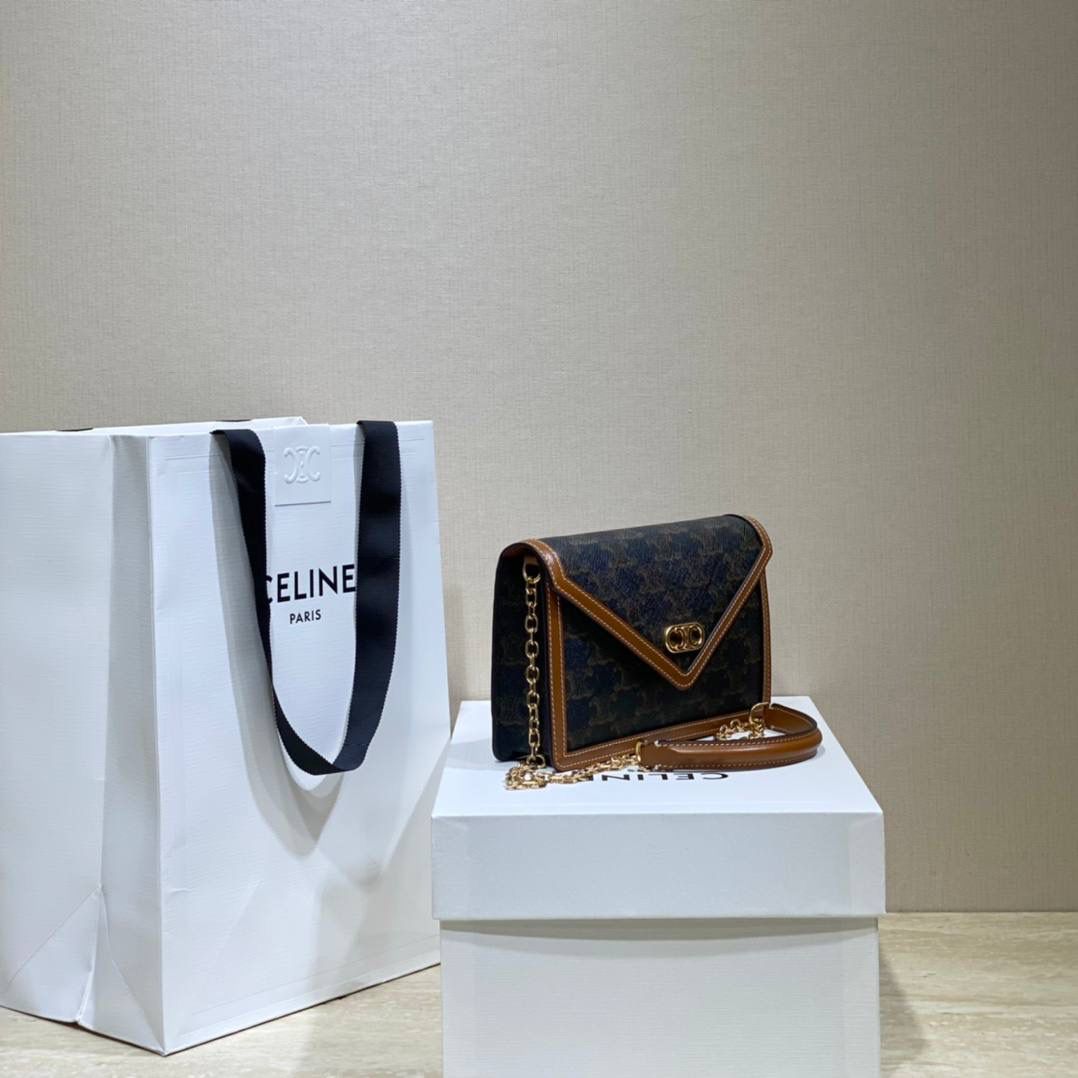 🔥大货实拍图 𝗖𝗘𝗟𝗜𝗡𝗘♥𝗠𝗔𝗜𝗟𝗟𝗢𝗡链条信封包 型号：10H422 尺寸：19.5*13*4cm