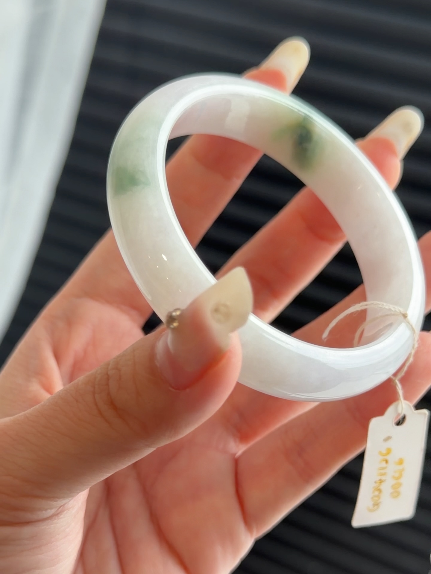 ✨ 马来西亚现货 ✨精品手镯 · 实物更美💗 54圈口粉冰飘花翡翠手镯，种水通透，透着几抹淡淡的粉色，飘花也灵动，很有灵气的一支手镯💎 尺寸圈口：  54 mm ｜ 宽度：13 mm ｜ 厚度：7 mm📄 附权威证书🕊 支持鉴赏期🌍 全球配送喜欢的宝宝欢迎 DM 💌先到先得，不留#马来西亚翡翠 #怡保 #吉隆坡 #新山 #新加坡