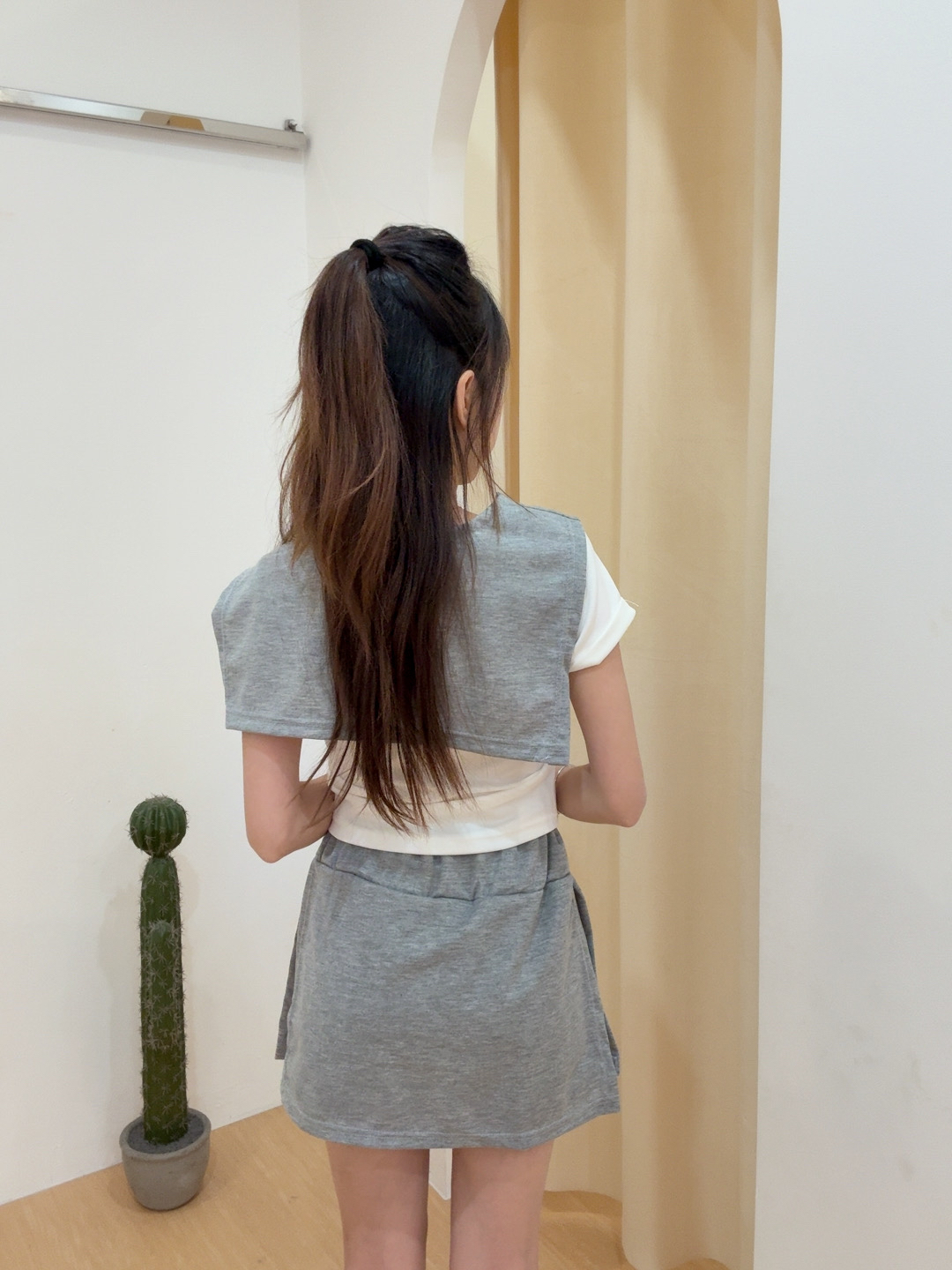 韩系披肩卷边上衣+侧开叉半身短裙 R2910