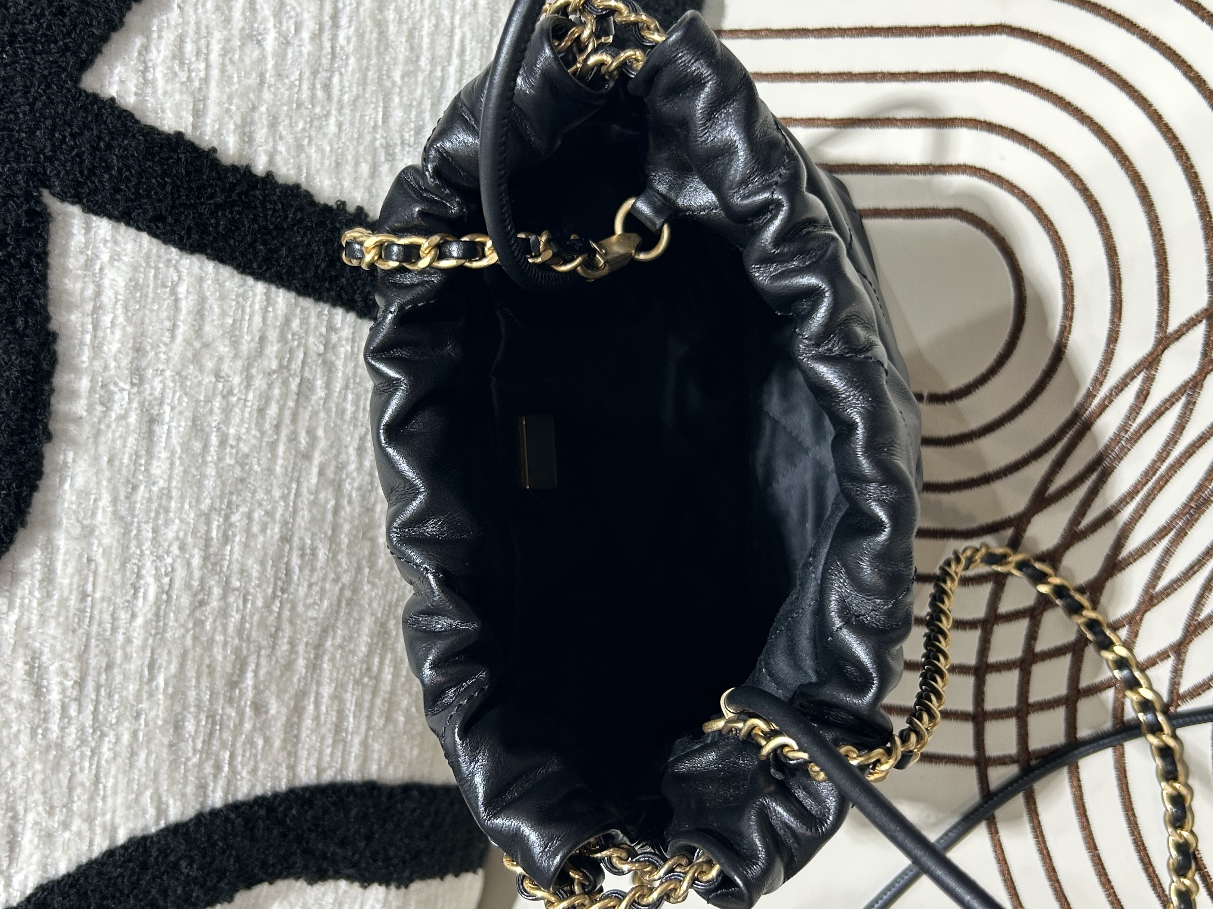 Chanel 22 mini calfskin 黑色牛皮金鏈 100%Authentic, 98%new  ✅晶片✅dust bag ✅盒