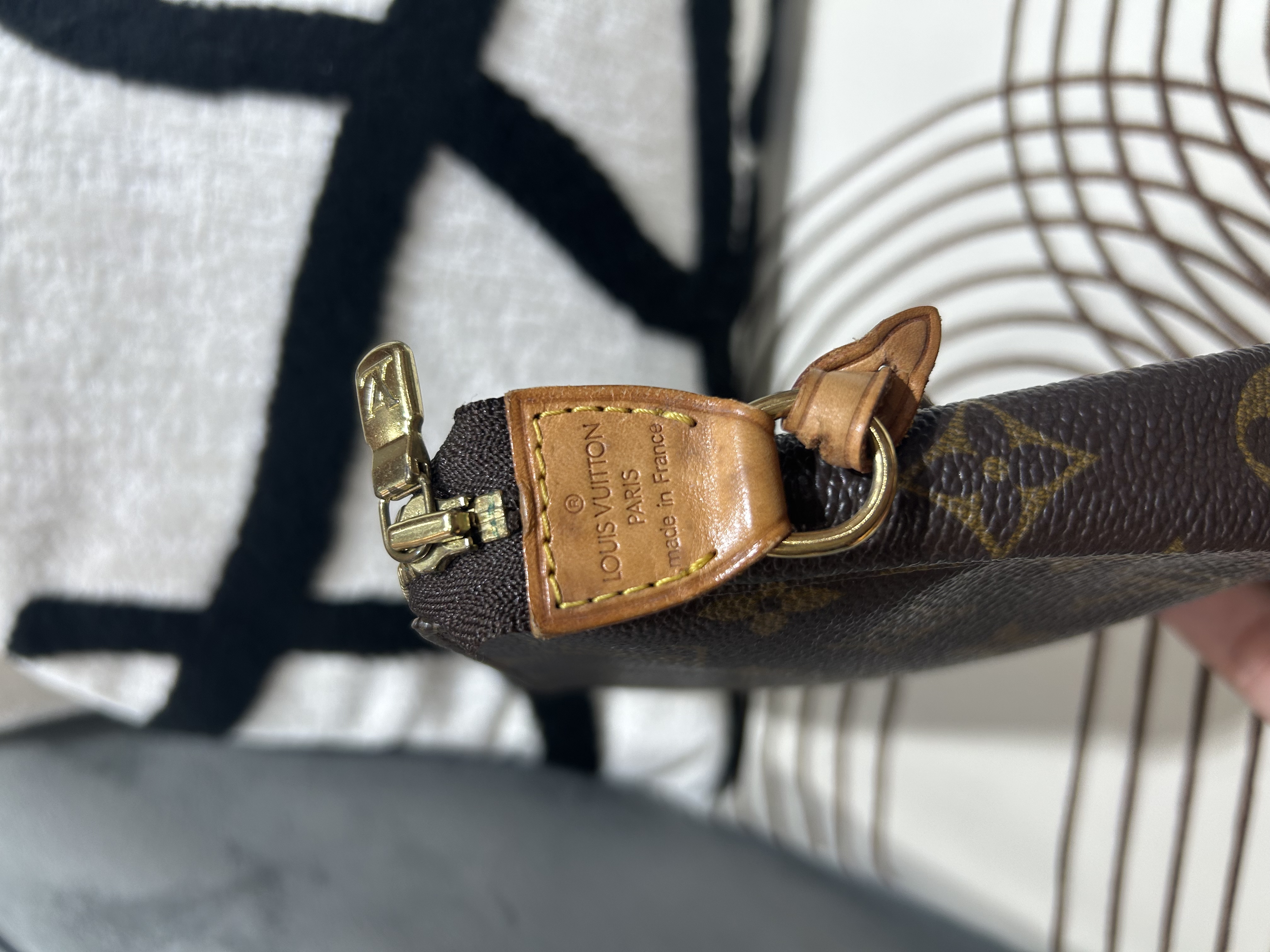 LV Pochette monogram hobo bag 100%Authentic, 90%New 