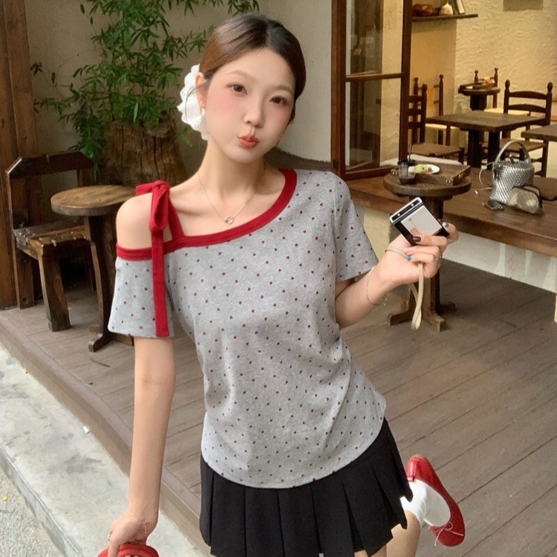 B267(23927) 韩系甜美风斜领撞色单肩绑带红边爱心波点灰白上衣 