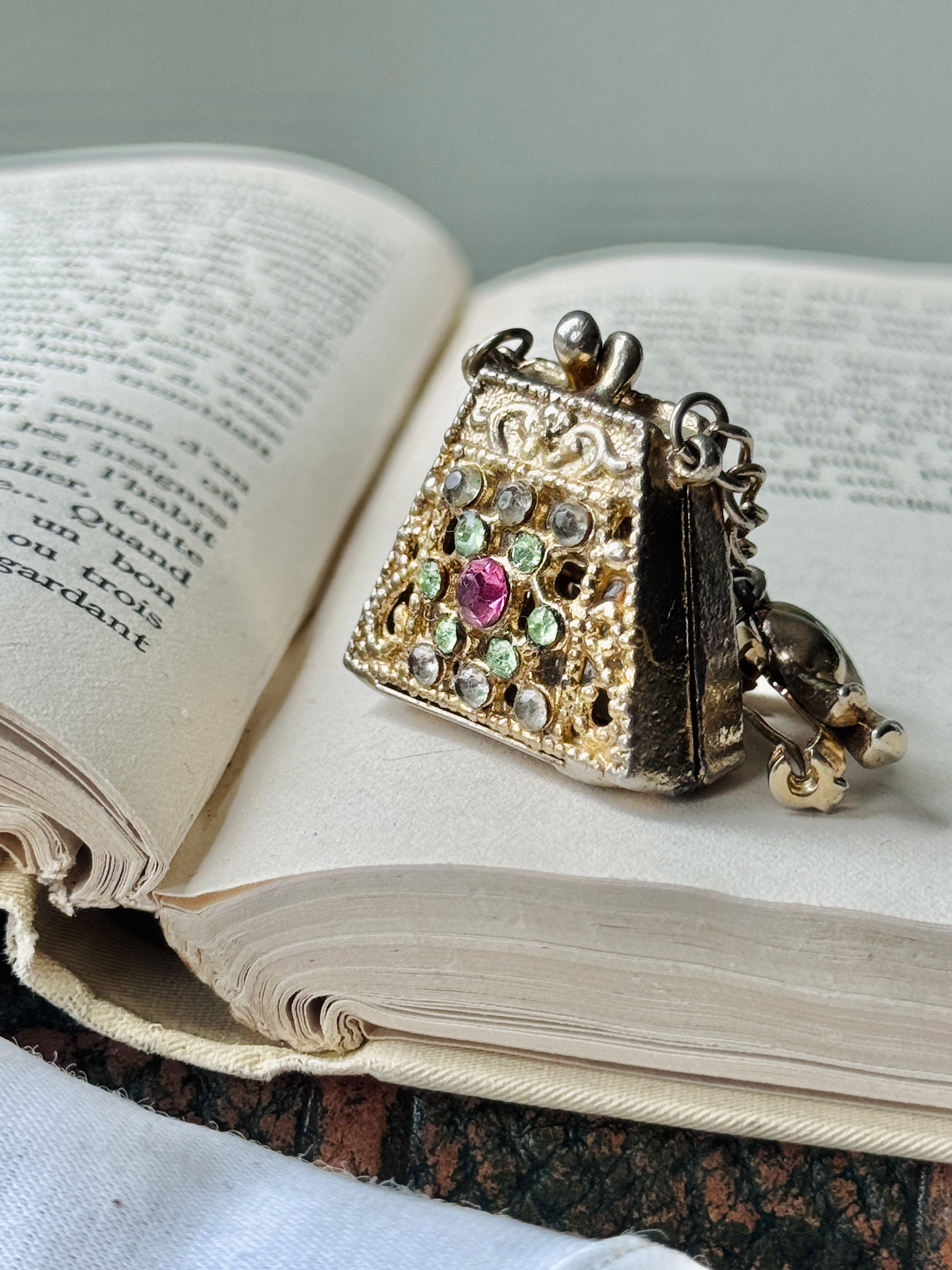Vintage Rhinestone Embellished Miniature "Kisslock Purse" Brooch (MT2590)