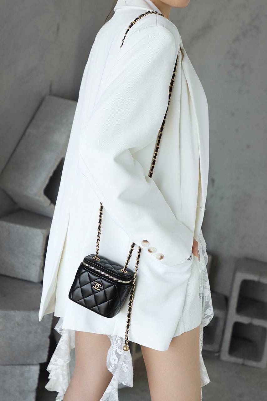 金球口紅包鑒定版👜 一包一碼 支持全球鑒定查驗身份證原廠專G GR皮料過關清單資料可査詢✅ 在時尚的廣袤宇宙中，金球口紅包宛如一顆奪目的璀璨明珠，散發著無可比擬的獨特魅力。 其巧妙之處在於，將口紅收納與精緻手袋完美融合，不僅可隨心調節肩帶長度，更成為點睛之筆，每一次轉動，都宛如開啟時尚魔法的鑰匙 五金：全銅厚鍍24k復古金 皮料：GR原廠小羊皮 尺寸：8.5*11*7cm