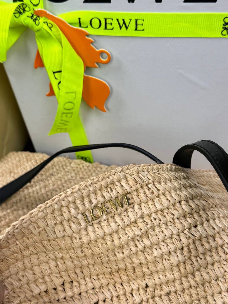 🎈*𝐏𝐮𝐳𝐳𝐥𝐞 𝐅𝐨𝐥𝐝折叠手袋👜*（进口拉菲草） ——全新【𝗡𝗘𝗪】升级‼️ 👉🏻延续经典𝙋𝙪𝙯𝙯𝙡𝙚的标志性几何裁剪设计、新晋顶流🅰️𝙋𝙪𝙯𝙯𝙡𝙚 𝙁𝙤𝙡𝙚 𝙏𝙤𝙩𝙚以折纸包为灵感、升级成🉑完全折叠‼️的结构、立体与平面任意切换、出差旅行🧳必备单品、可肩背或手提、正面饰品牌标志性英文Logo。 👉🏻采用进口拉菲草手工编织而成、该种材料工序复杂、制作成本高昂、但因其柔软度高、环保性能更好、不易变行被广泛应用。 尺寸：𝟐𝟓.𝟓-𝟏𝟒.𝟓-𝟑𝟏.𝟓cm 款号：052316