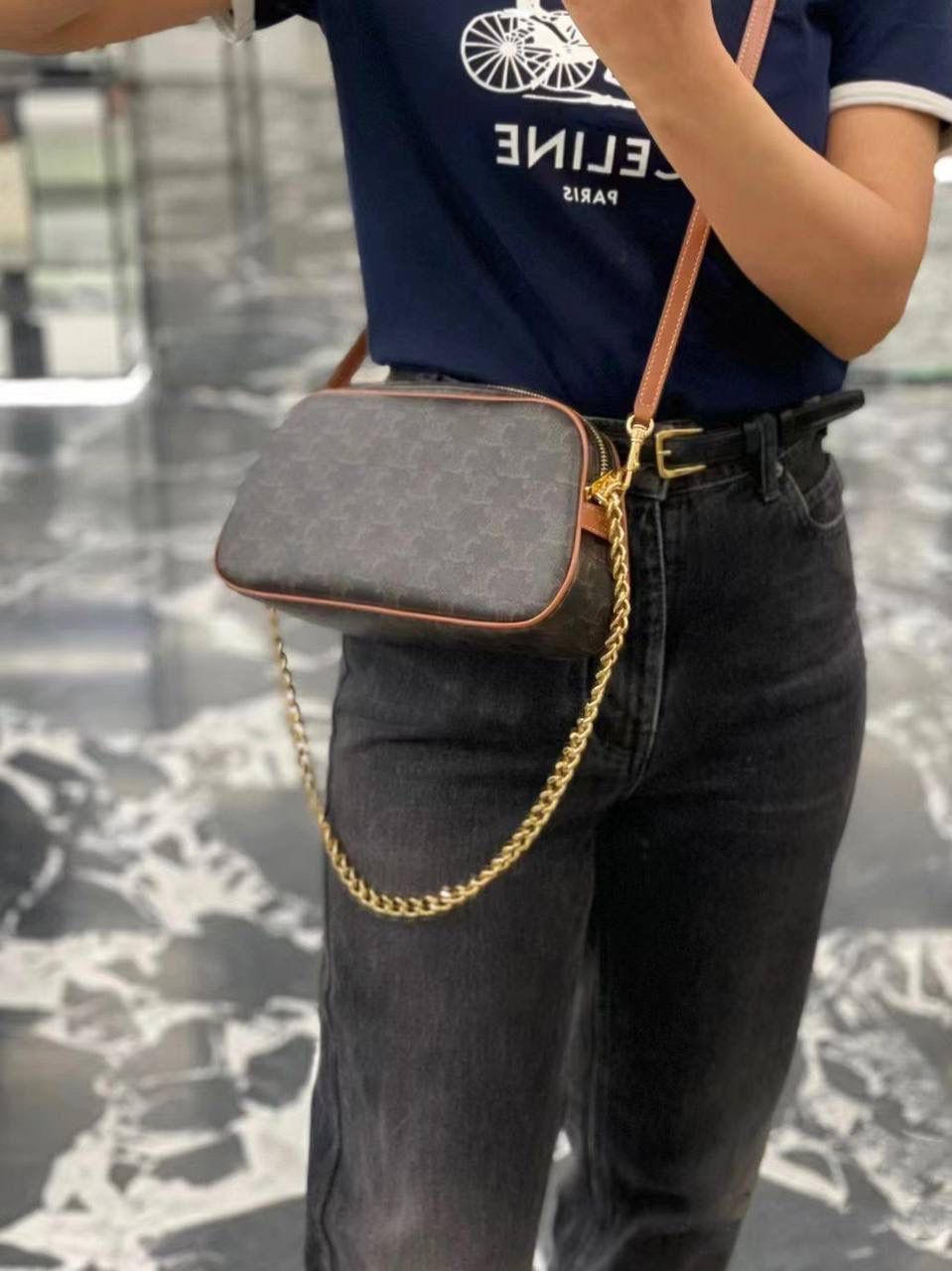 🔥大货实拍图 𝗖𝗘𝗟𝗜𝗡𝗘 ♥️ 𝗠𝗨𝗟𝗧𝗜双肩带相机包 型号：114122 尺寸：24*14*5cm 今日份安利💁‍♀️𝑪𝒆𝒍𝒊𝒏𝒆上新款啦！以独特的设计理念，成为又一个新的精巧之作！此刻有两个链条，真的好爱，即可单肩又可斜挎～