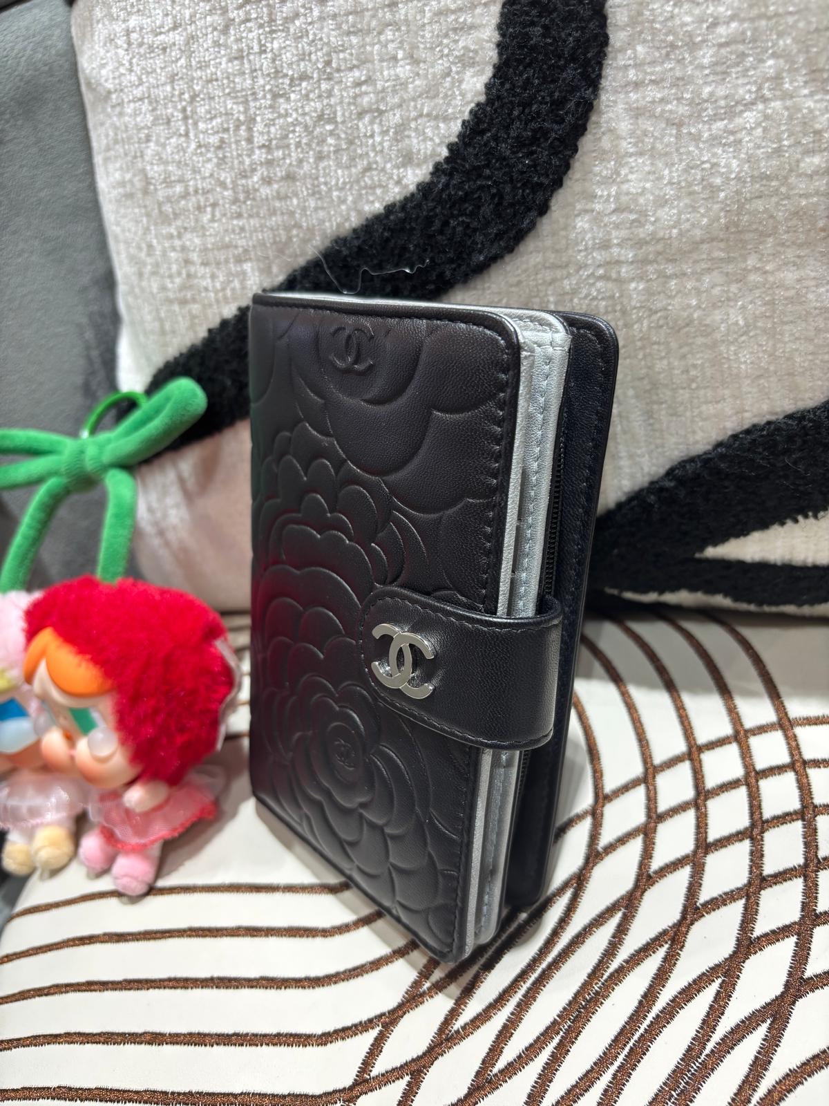 CHANEL Camellia Short Wallet 黑色小羊皮山茶花壓紋短銀包 100%Authentic, 98%New ✅17card ✅box