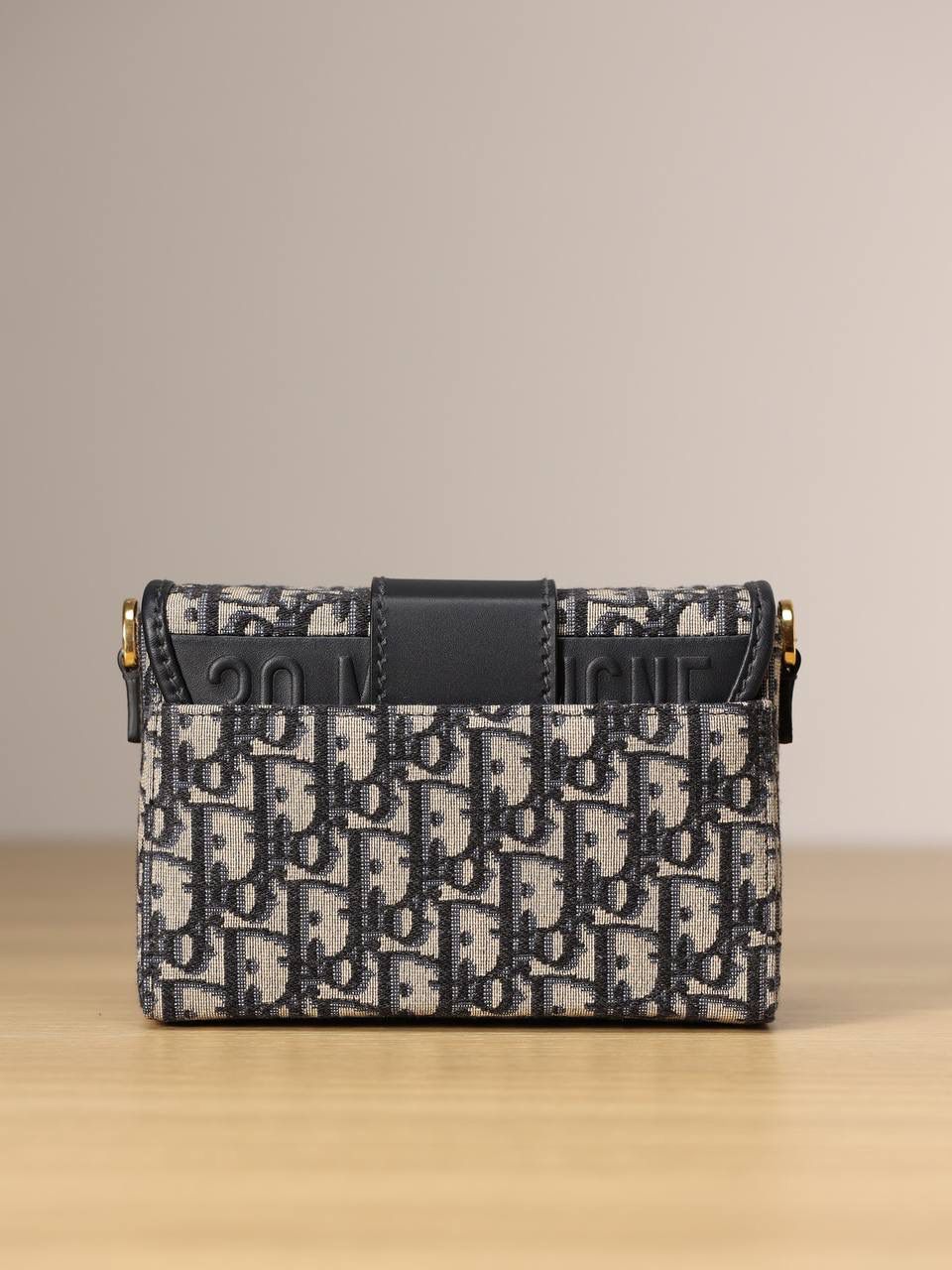 Dior 30 Montaigne 箱型手袋 蓝色 Oblique 提花，经典 “CD” 扣环设计。 可手提、肩背或斜挎，尺寸 17.5×11.5×5 cm，附防尘袋❤️