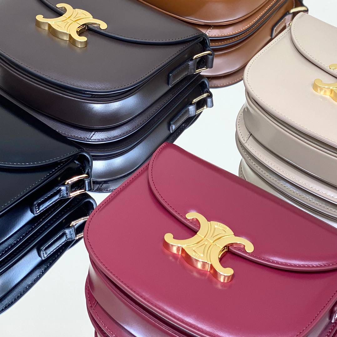 经典𝑻𝒓𝒊𝒐𝒎𝒑𝒉𝒆元素结合法式马鞍包包型，是经典衣橱中必不可少也是历久弥新的全新CELINE包款。无论是小资风格、千禧风格还是摇滚酷飒风格这款包都能够完美搭配。