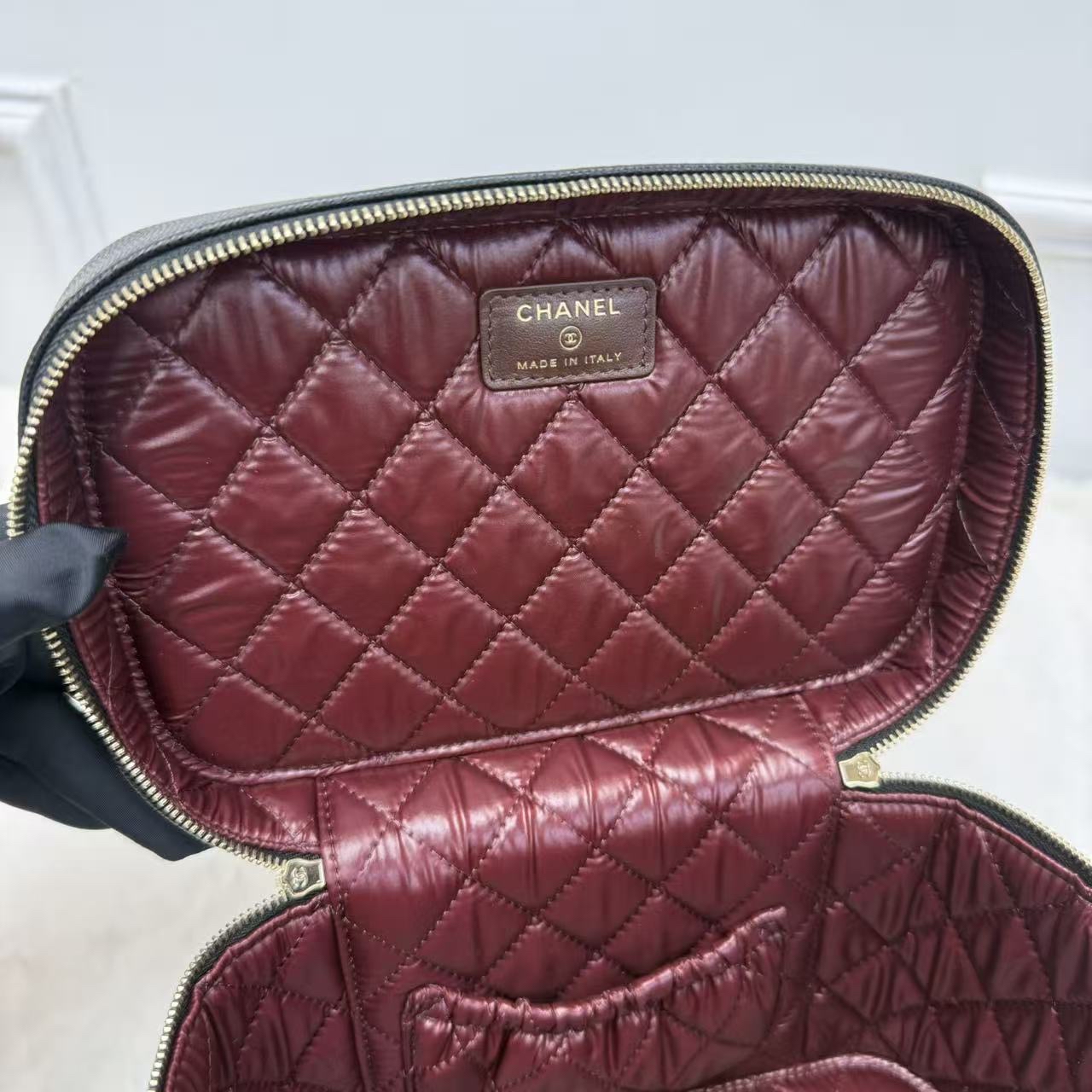 ✨🖤Chanel/香奈兒 化妝盒 黑金 荔枝紋牛皮 內里深紅色 手柄式手提化妝包 經典款時尚手提包 28開帶黑卡🖤