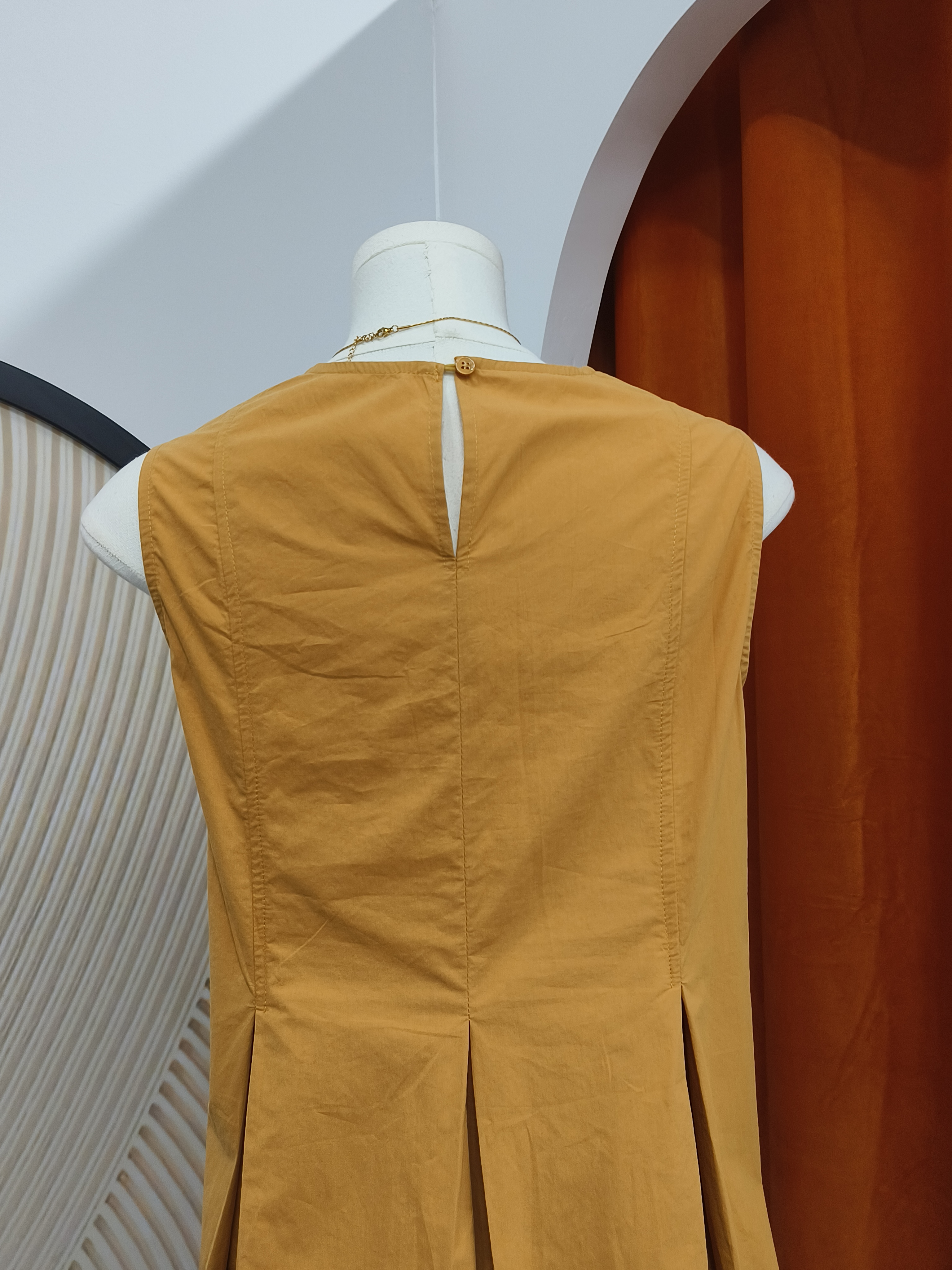无袖压褶娃娃上衣 Pleated Peplum Top