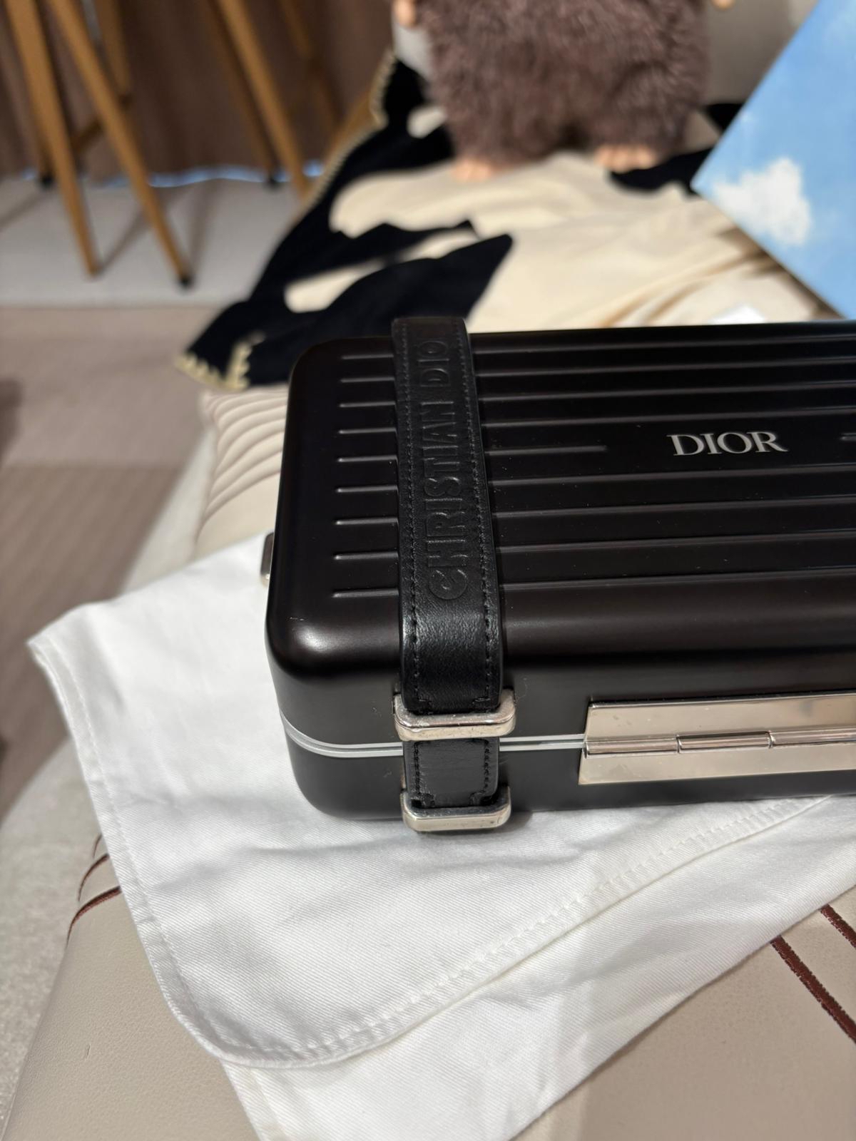 Dior x rimowa personal clutch on strap 100%Authentic ,98%new ✅tap card ✅strap✅dust bag ✅box