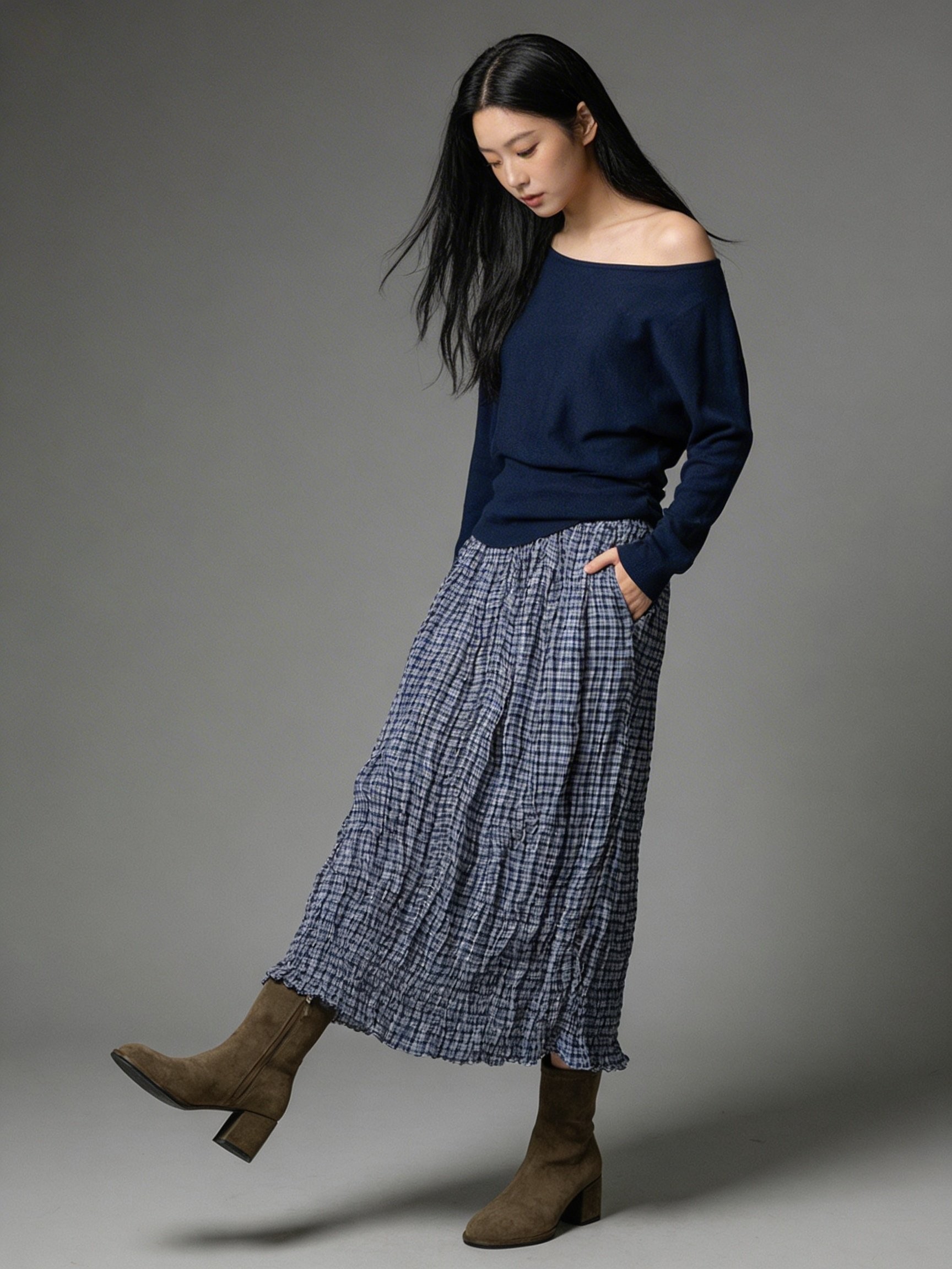 深藍撞色斜肩短版針織毛衣