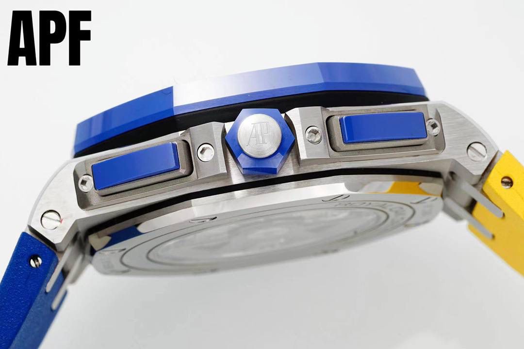 全新升级“夏日爆款”爱彼皇家橡树离岸型26470系列42Mm腕表 秒杀市面上所有版本“封顶之作 杜绝一眼假”在原有的基础上 潜心研发 突破壁垒 “打破原装封锁技术，同步原装独家计时码表款可松动头粒”使上手最大程度贴合手腕，大大提高了佩戴的舒适 同时也杜绝一眼假的尴尬处境。APF厂真正做到从每一个喜欢手⌚️的表友角度考虑 1. 表壳与圈口的选料，使用进口的氧化锆，无需任何颜料，以超高的压力与超高的温度锻造，形成超高密度的彩色陶瓷 2.采用最新CNC级别的打磨技术，将整个表壳的个个角度完美处理，3.每颗六角螺丝都与表框处于同一平面上，不接受一丝一毫的凸显与凹陷，真正诠释了何为顶级复刻艺术 4.表盘以爱彼经典的大格纹为背景，层次分明的方格排列，经过完美打磨，将匠人的工艺体现的淋漓尽致 5.镜面采用双面蓝宝石镜片，天然橡胶皮带，6.机芯采用原装3126的计时机芯，十二位的小秒，6点钟位和九点位的12小时计时与30分钟计时，完美的还原了原版的所有功能，每块手表APF厂都经过人工QC确保机芯的稳定性，真正做到无可挑剔欢迎各位 表友鉴赏🔥‼️