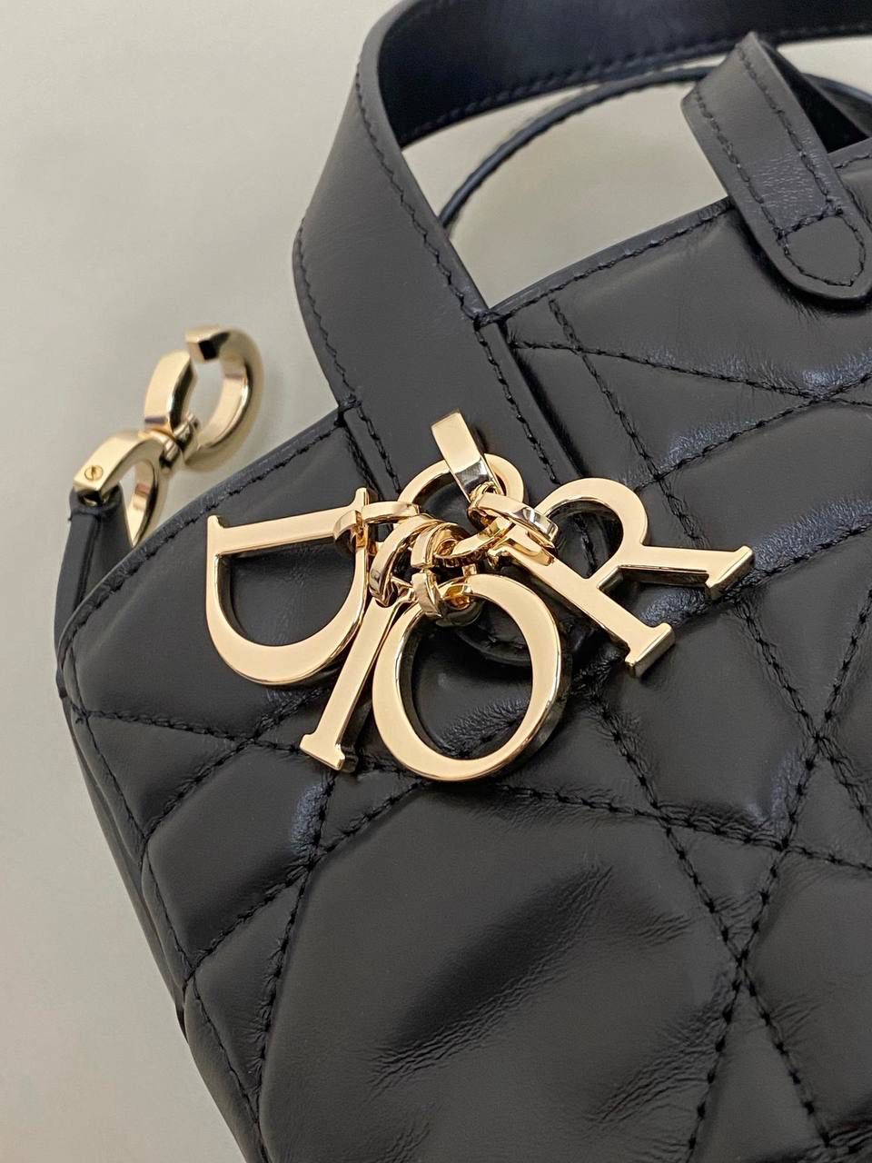 🈶黑色，迷你 𝗗𝗜𝗢𝗥 𝗧𝗼𝘂𝗷𝗼𝘂𝗿𝘀新版竖款 火爆全网toujours缩小版来啦！ 看到真的心动得不行～ 实物就是常规迷你水桶大小， 真的可爱死 别说，包虽小但容量还挺大的 日常用品都能轻松装上 肩带长度也刚刚好，不挑身高 反正就是太乖啦！夏日必备 😍 迷你：13×15×12cm #M1272m 中号：20x22x18.5cm 小号：16x18x12cm