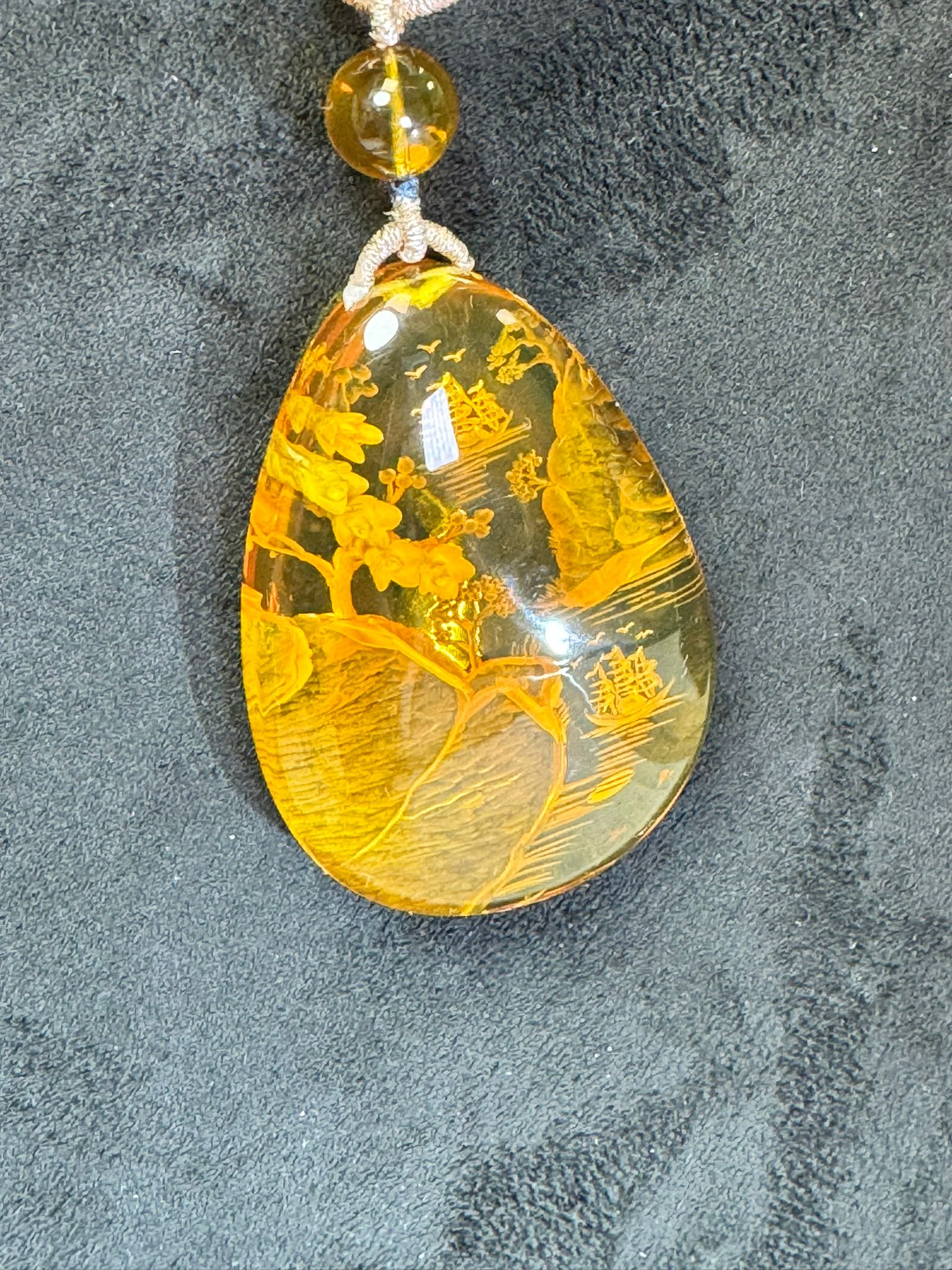 琥珀色山水雕刻水滴形吊墜(12x35x49+mm)