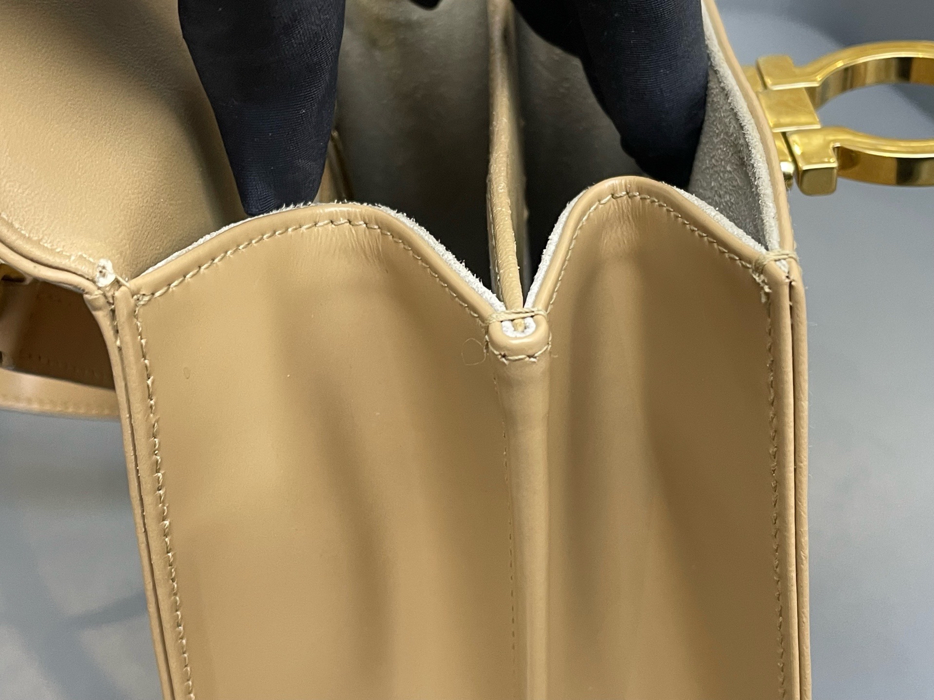 【預訂貨品】Ferragamo現代款奶茶色mini tote