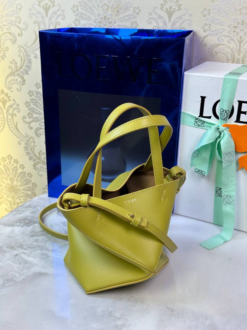 *𝐏𝐮𝐳𝐳𝐥𝐞 𝐅𝐨𝐥𝐝折叠手袋👜* ——全新【𝗡𝗘𝗪】升级‼️ 延续经典𝙋𝙪𝙯𝙯𝙡𝙚的标志性几何裁剪设计，新晋顶流🅰️𝙋𝙪𝙯𝙯𝙡𝙚 𝙁𝙤𝙡𝙚 𝙏𝙤𝙩𝙚以折纸包为灵感，升级成🉑完全折叠‼️的结构，立体与平面任意切换，出差旅行🧳必备单品。小牛皮材质轻且柔软，𝐌𝐢𝐧𝐢尺寸搭配一条可拆卸式肩带，手提，肩背，斜挎多样化背法✨ 尺寸：𝟏𝟔.𝟓-𝟗.𝟓-𝟐𝟎𝐜𝐦 款号：052322