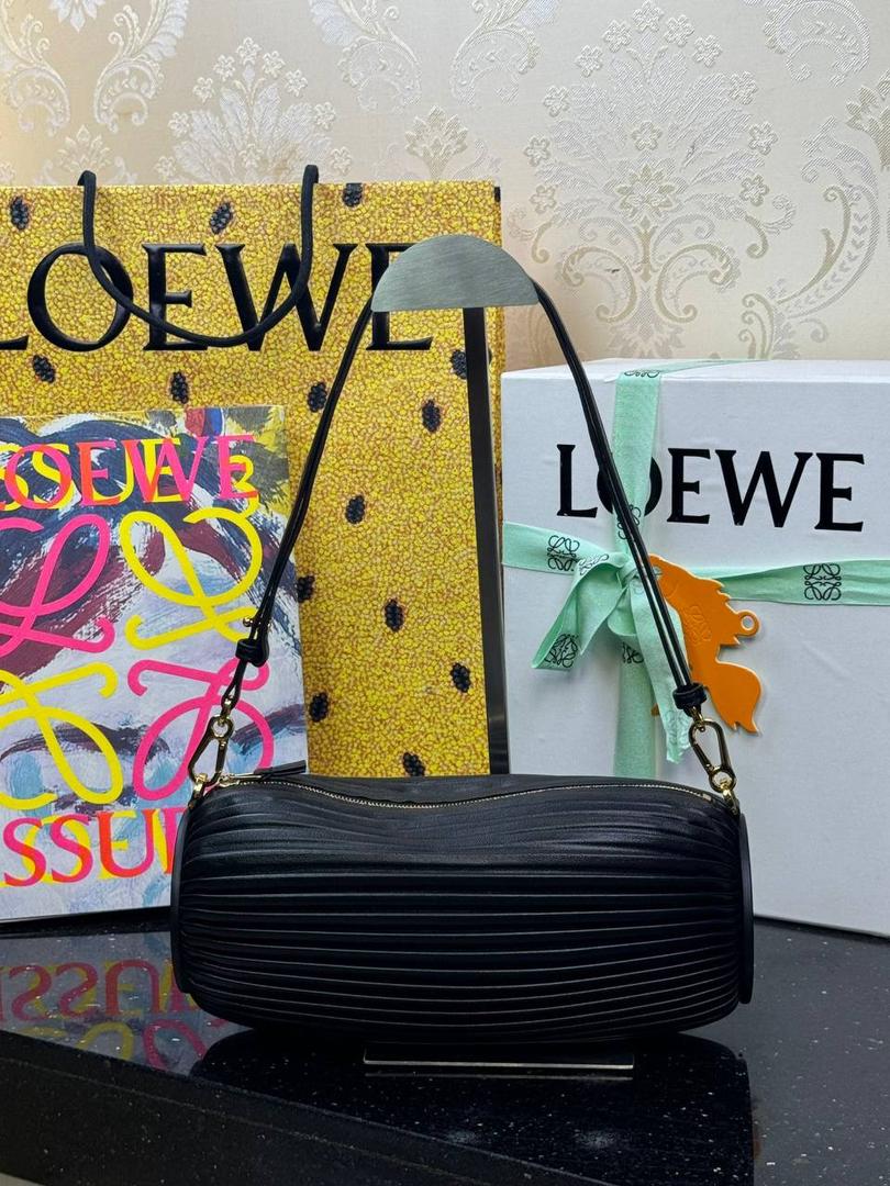 🎈褶皱羊皮手链包 ——【👉🏻黑色到货】 尺寸：𝟐𝟓-𝟏𝟎-𝟏𝟎𝐜𝐦 编码：062338 ✅采用褶皱纳帕小羊皮制成的管状小包，可转换为手链佩戴。 ✅两侧压印羊皮纹品牌大LOGO，配有🉑拆卸🉑调节的长肩带