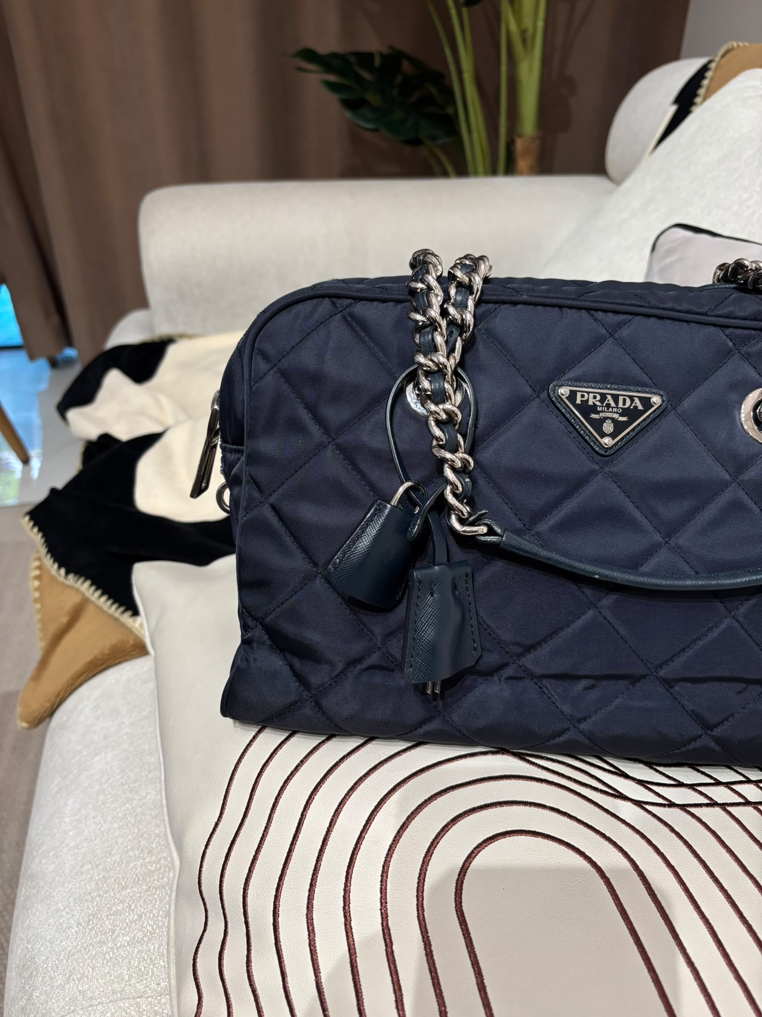 PRADA nylon shoulder  bag navy 100%Authentic, 95%new ✅Dust bag