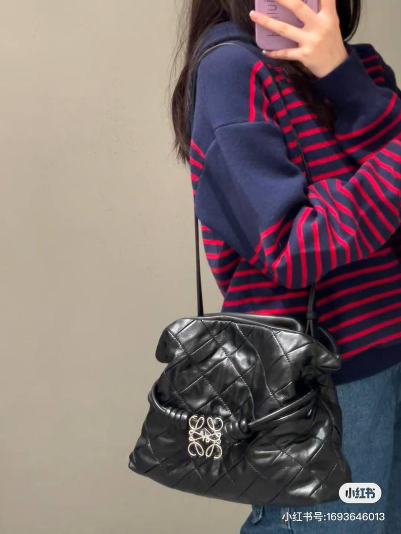 🎈褶皱羊皮福袋 —【👉🏻中号黑色到货】 编码：052028 尺寸：𝟑𝟎-𝟐𝟒.𝟓-𝟏𝟎.𝟓𝐜𝐦 ✅新款福袋采用进口纳帕小羊皮经过手工裁剪、缝合和缝制而成，🉑拆卸🉑调节肩带，多样化背法，容量超大，手感超舒适👍 ✅独家品质，对版细节，全套礼盒🎁给你满满的仪式感👍