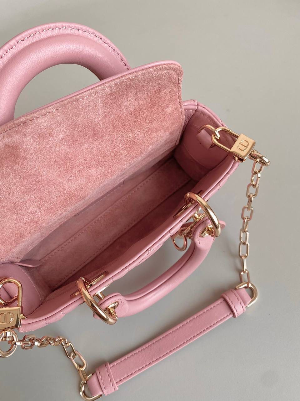 复古粉，超迷你❤️❤️ 𝗗𝗶𝗼𝗿 𝗗-𝗝𝗼𝘆 𝗯𝗮𝗴七夕爱心款 时尚果然就是轮回，回归了一把中古戴妃 长方包形，短链条➕细长肩带直接封神！！ 复古时髦感超强，真是什么场合都可以把住 绝对是lady中的天花板了，强势出圈啦姐妹们💓🤩 17.5×10.5×6cm