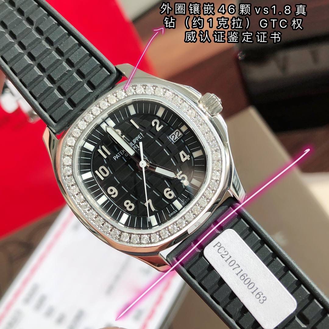 细节实拍‼️百达翡丽AQUANAUT 搭载原装瑞士石英机芯 。由100个零部件组成的一颗小而强大的内脏。真正做到零返修零误差！表盘设计也颇为独特，个性的浮雕表盘，精致立体字块。整个手表看起来立体感 高级感十足！玻璃采用蓝宝石超强硬度水晶玻璃。防反光 防刮花。进口热带复合材料橡胶表带，佩戴极为舒适贴手，适合各种手腕。搭配原装蝴蝶表扣 佩戴方便。最强舒适感😍🤟🏻