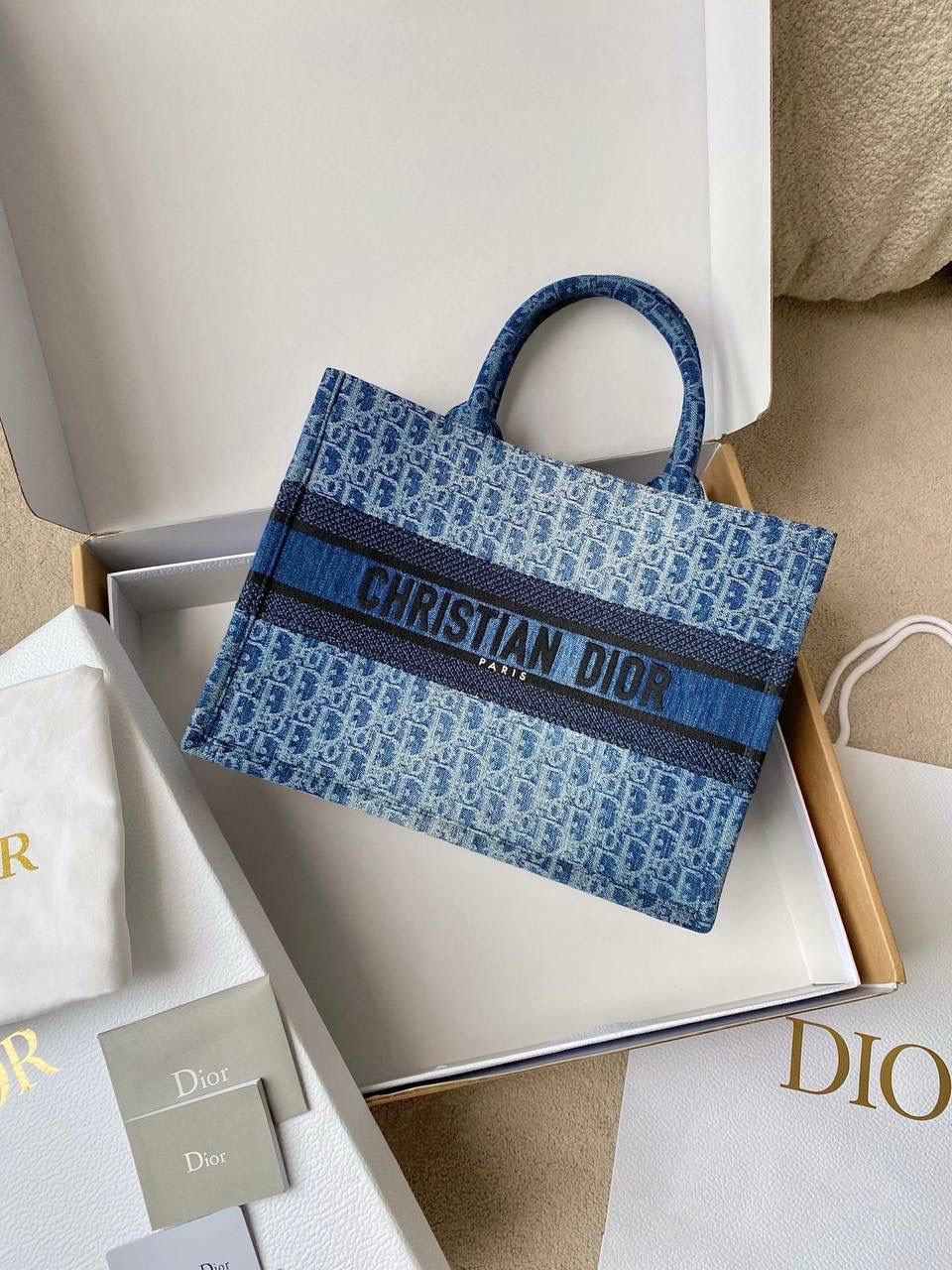 🈶牛仔蓝中号 𝗖𝗗 𝗕𝗼𝗼𝗸 𝗧𝗼𝘁𝗲 24石洗丹宁 这期的牛仔系列真的超爱！ 它的热度不亚于任何一只经典款 深蓝色丹宁➕经典的Oblique印花， 不规则石洗效果，渐变感特别且帅气 牛仔很百搭也没有什么季节性， 所以这系列是既特别又经典 不怕过时🤟🏻😎 姐妹们可以放心冲！ 36×27.5×16.5cm