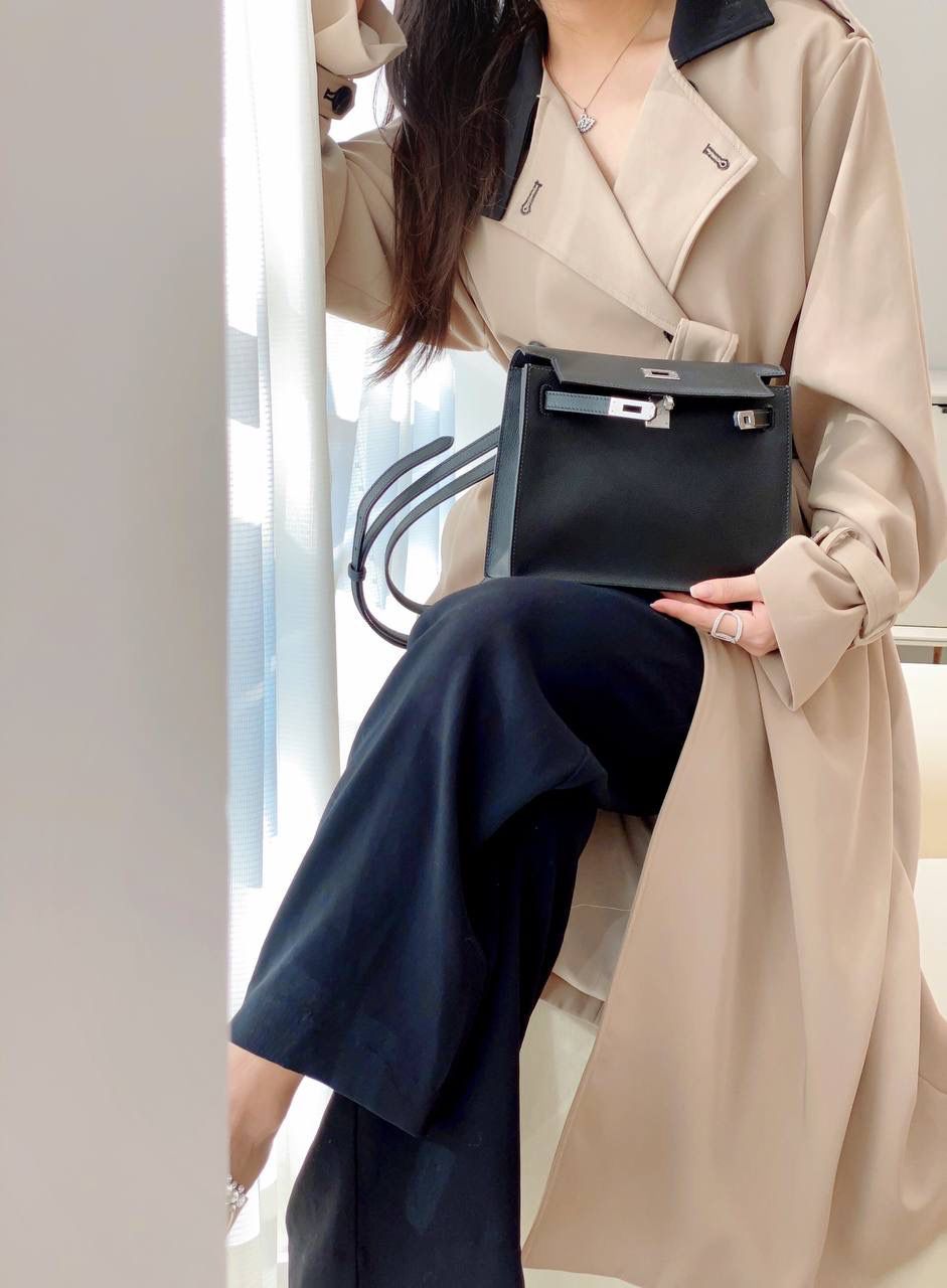 『黑银』 ‘’Kᴇʟʟʏ ᴅᴀɴsᴇ • Evercolor 🎀 时尚圈就是一个圆！ 最厉害的就是六种背法： 斜背、侧背、肩背、腰包、背包、手包 集美们一定要安排起来‼️ 22Cm