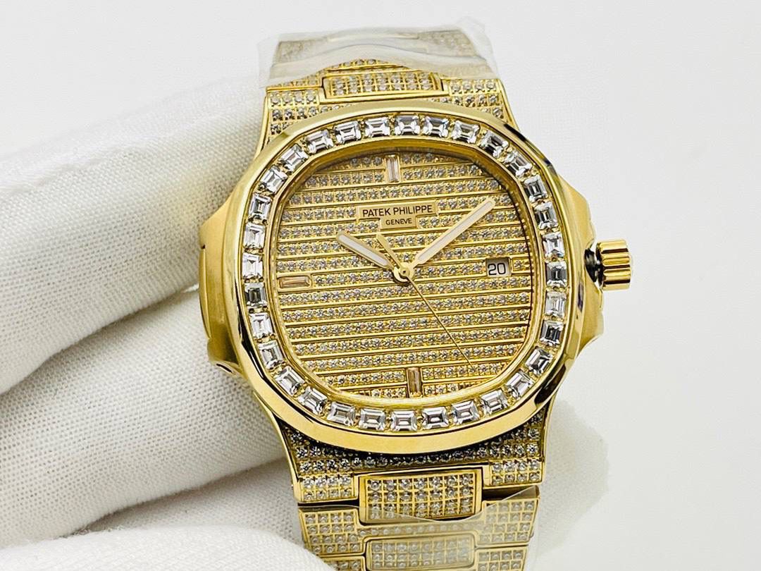 百达翡丽PATEK PHILIPPE优雅运动系列5711/1A鹦鹉螺，钢表之王，全网最佳解毒方案！细节方面： 1⃣️直径40毫米！ 2⃣️搭配定制版机改Cal.324自动机芯。 3⃣️316L定制级人体工程学表带！ 4⃣️钢带圈口珠是钻石型的，与正品相结合。